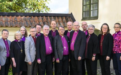 En gruppbild utomhus på Sveriges alla biskopar och ärkebiskop Martin Modéus.