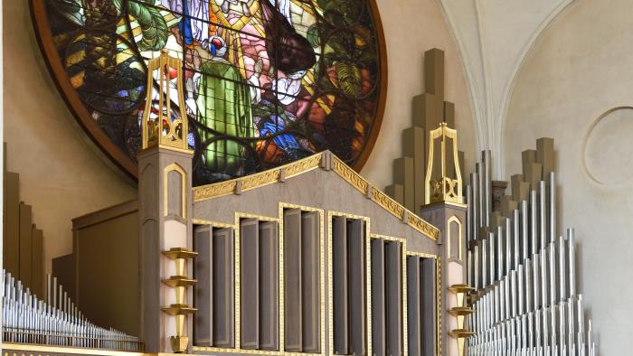 En orgelläktare med ett stort runt fönster.
