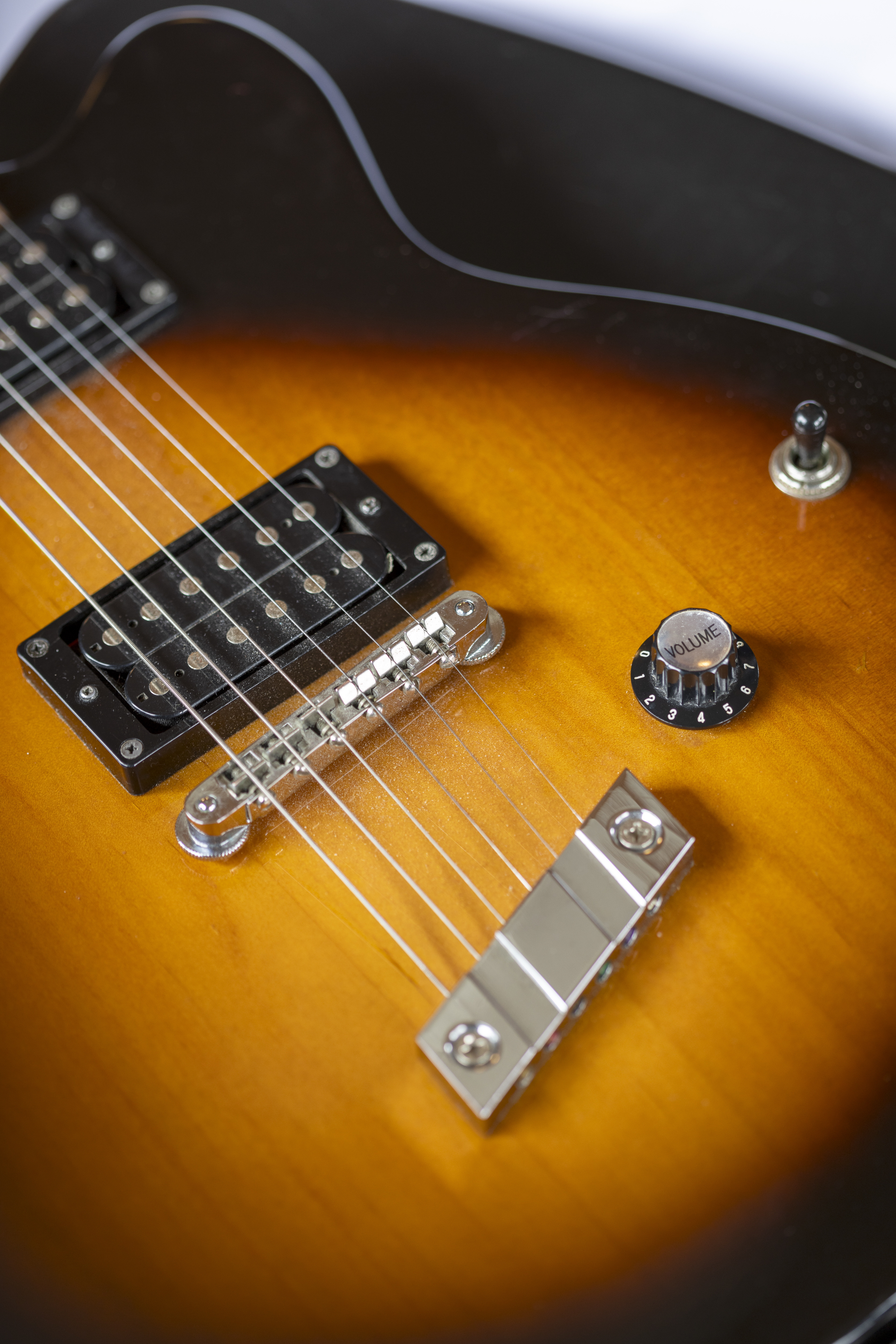 Närbild på en gitarr.