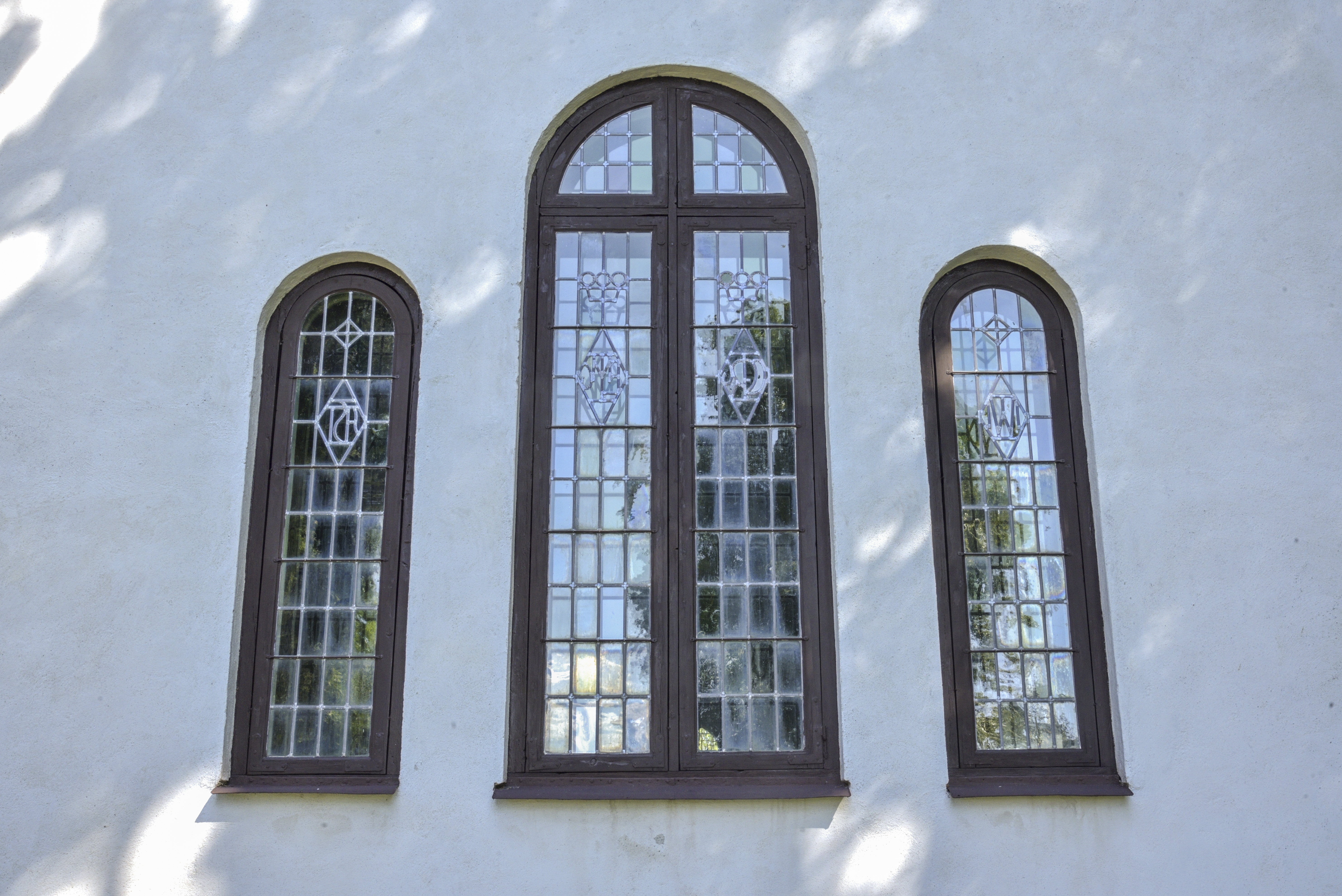Tre höga kyrkfönster.