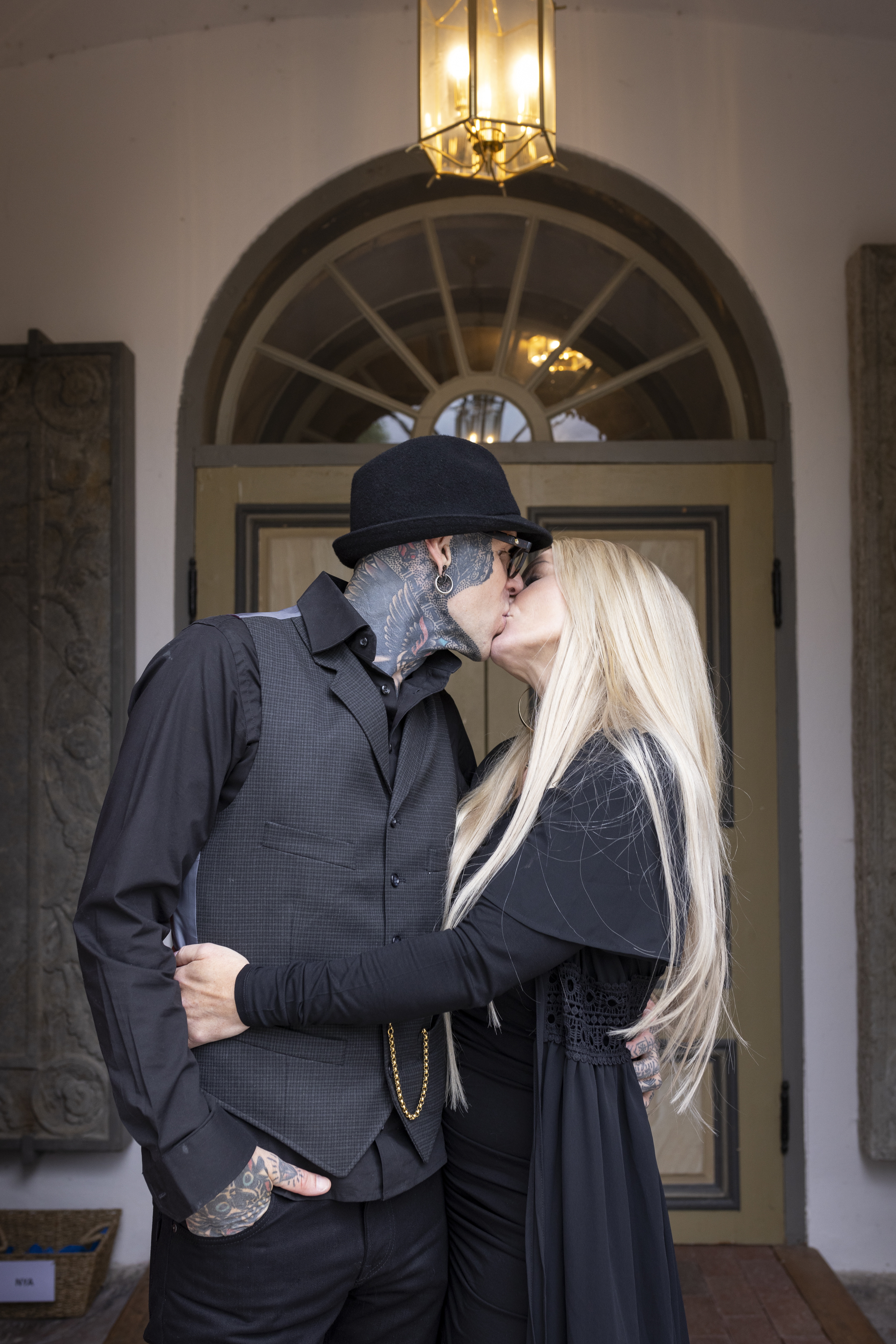 Drop-in vigsel i en kyrka. Ett brudpar kysser varandra.