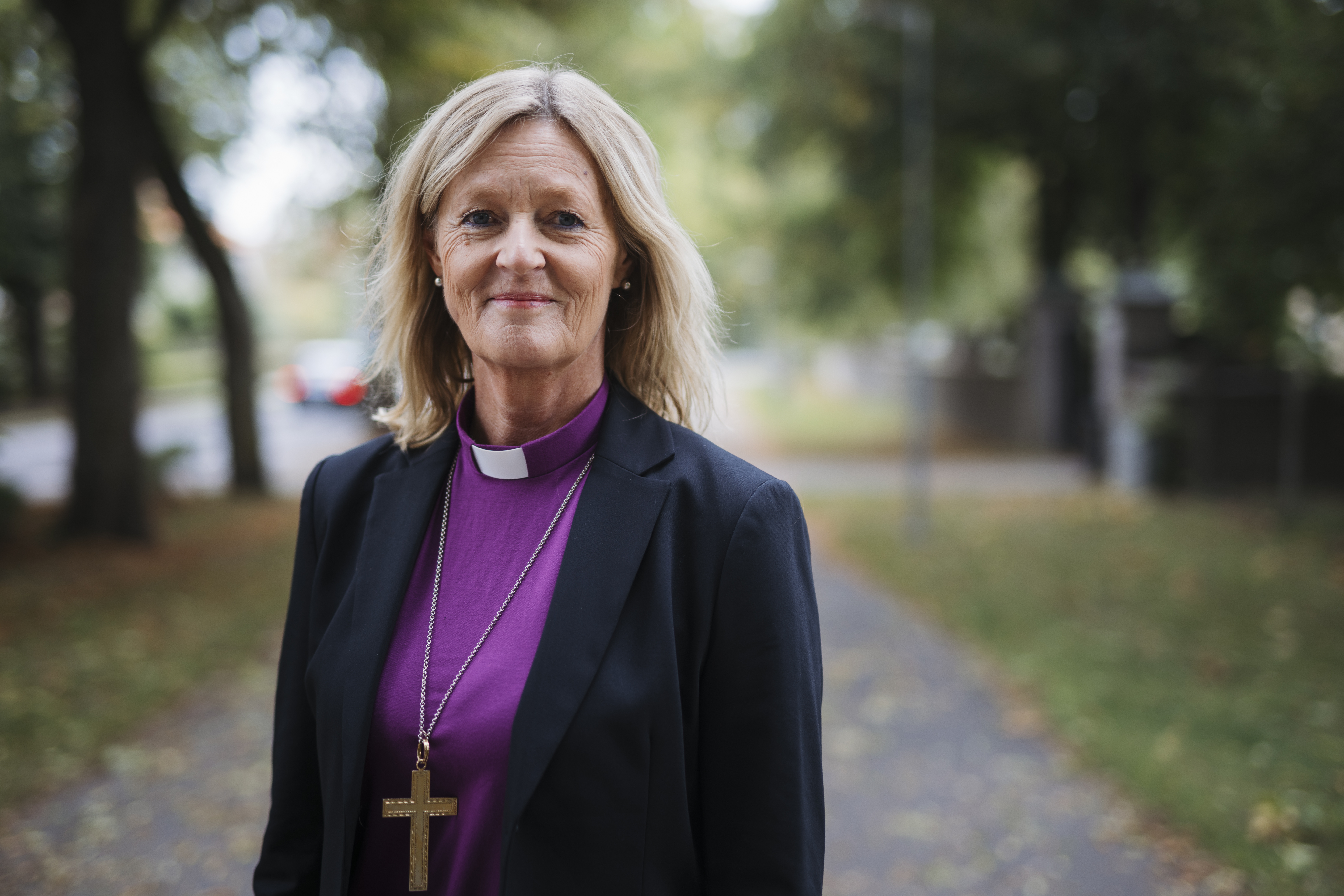Porträttbild på biskop Ulrica Fritzon i lila biskopsskjorta.