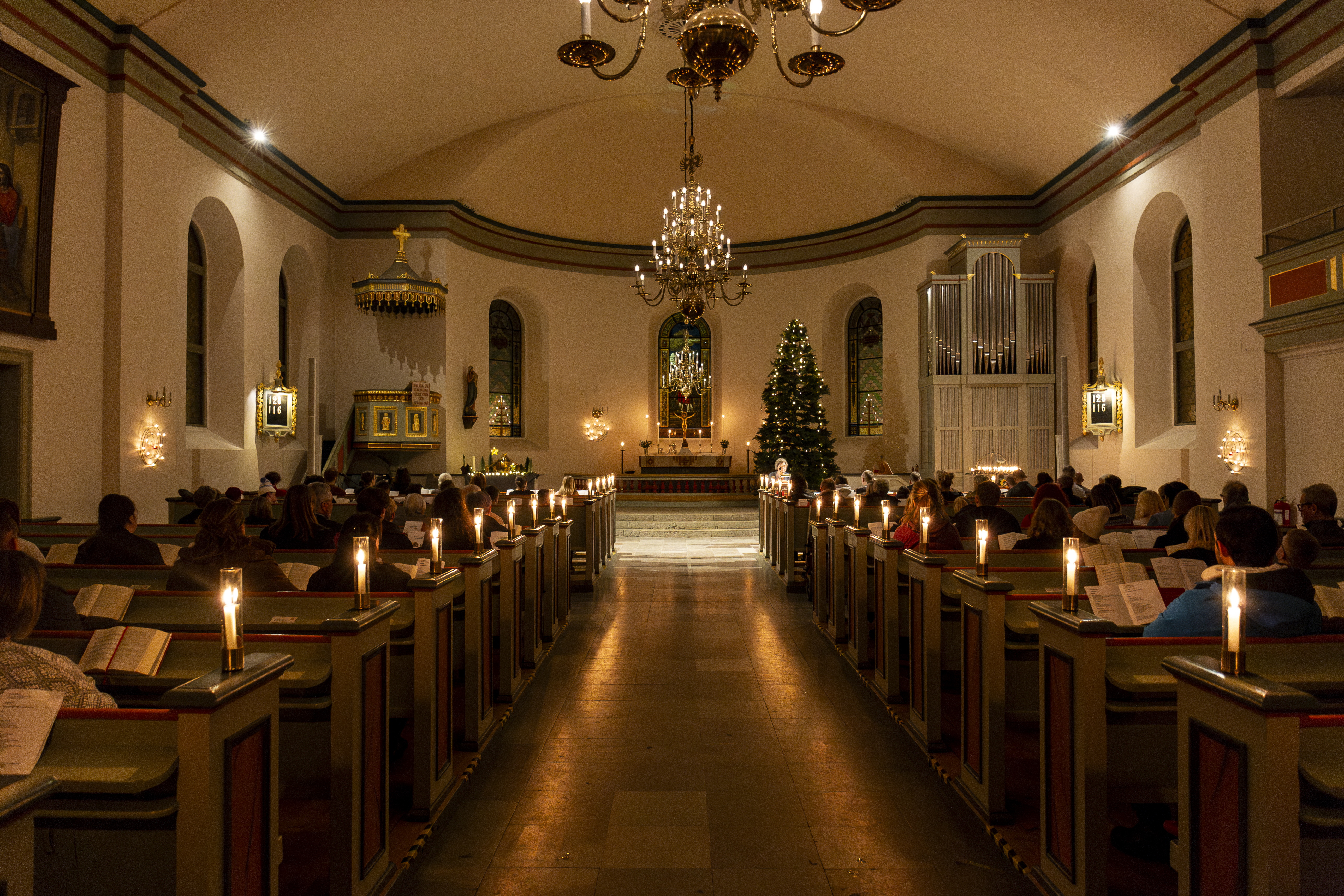 En julgudstjänst i en kyrka.