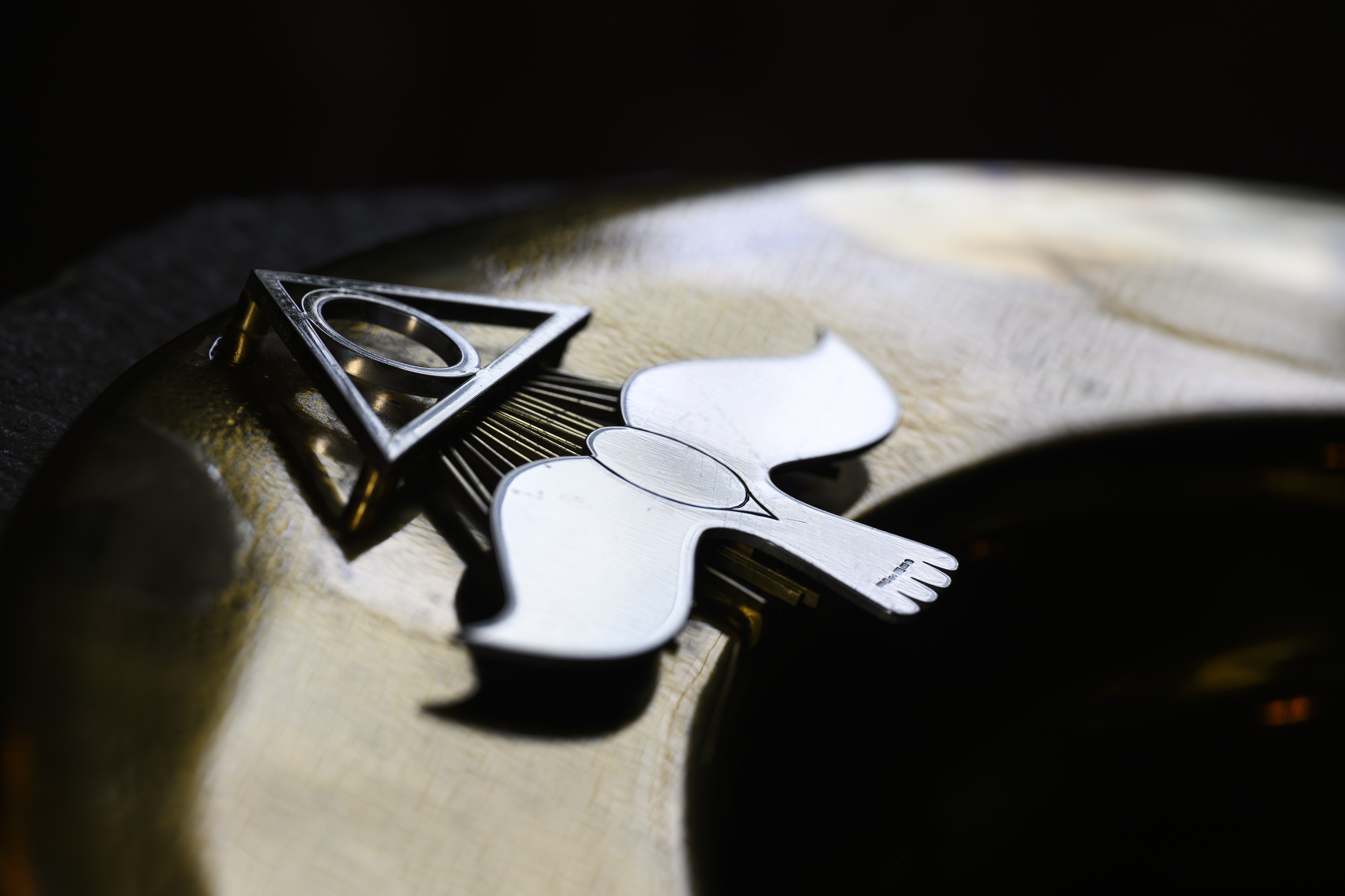 Närbild på en duva i metall på en dopfunt.