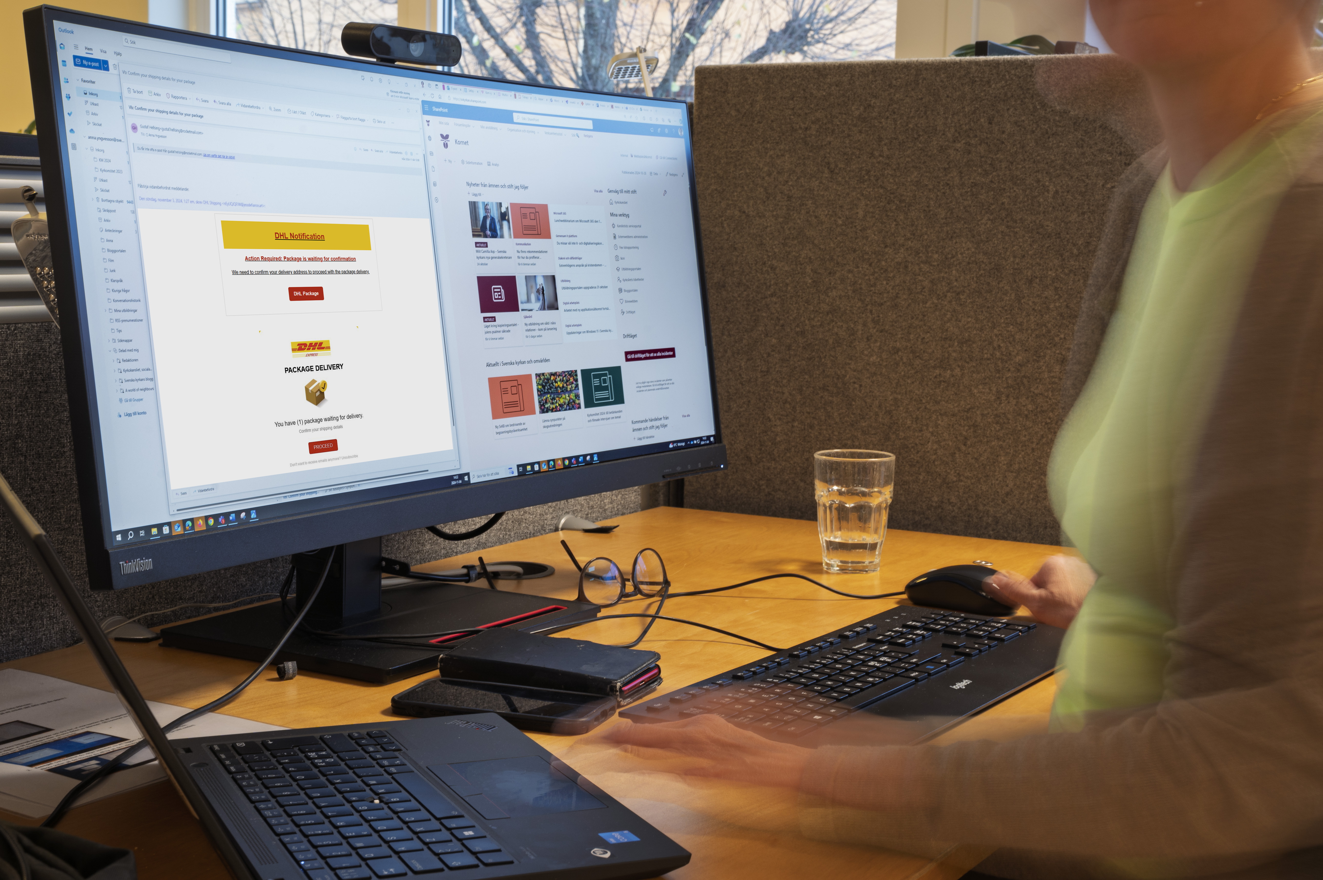 En person sitter och arbetar vid en datorskärm.