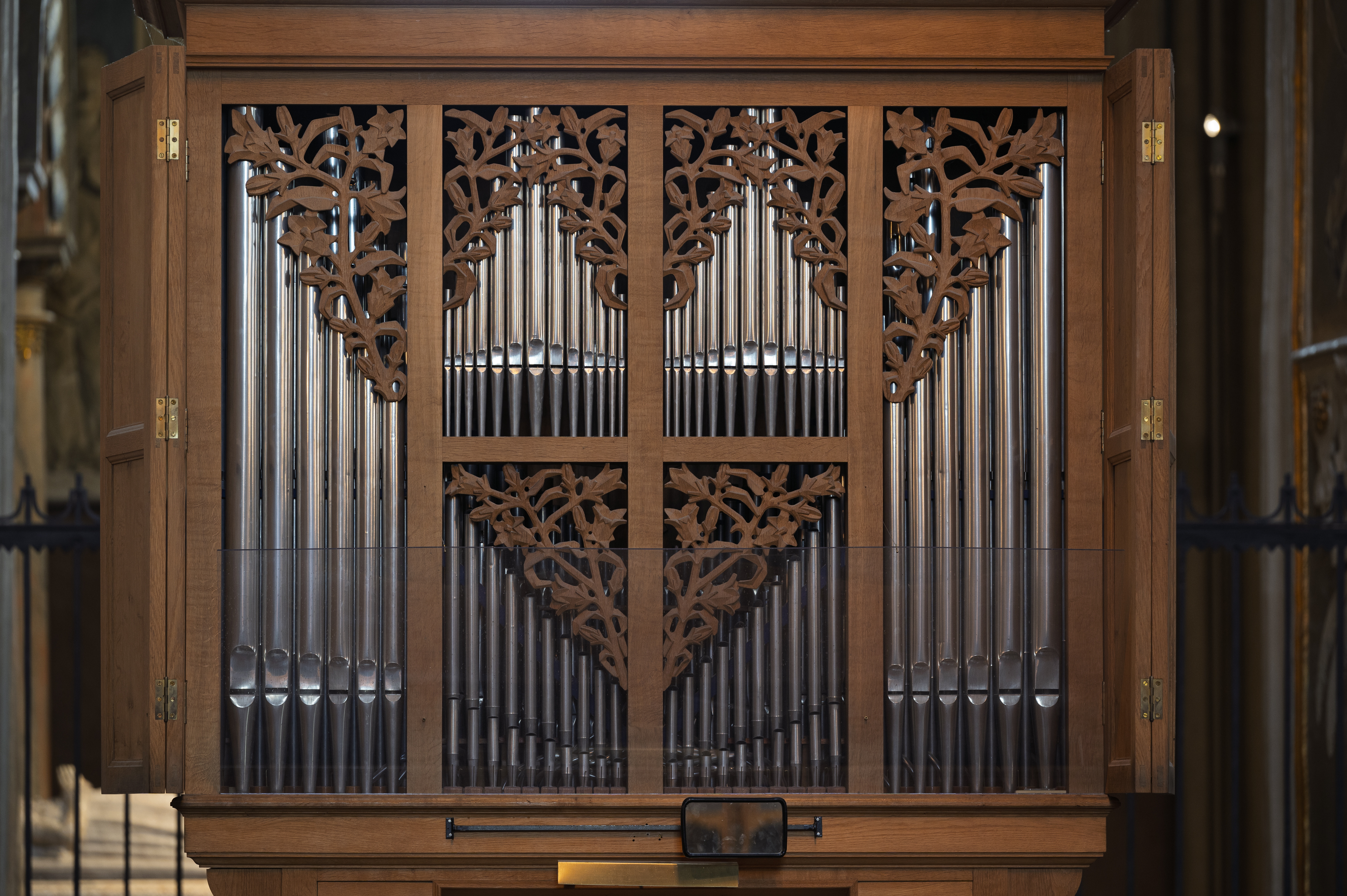 En kororgel i mörkt trä.