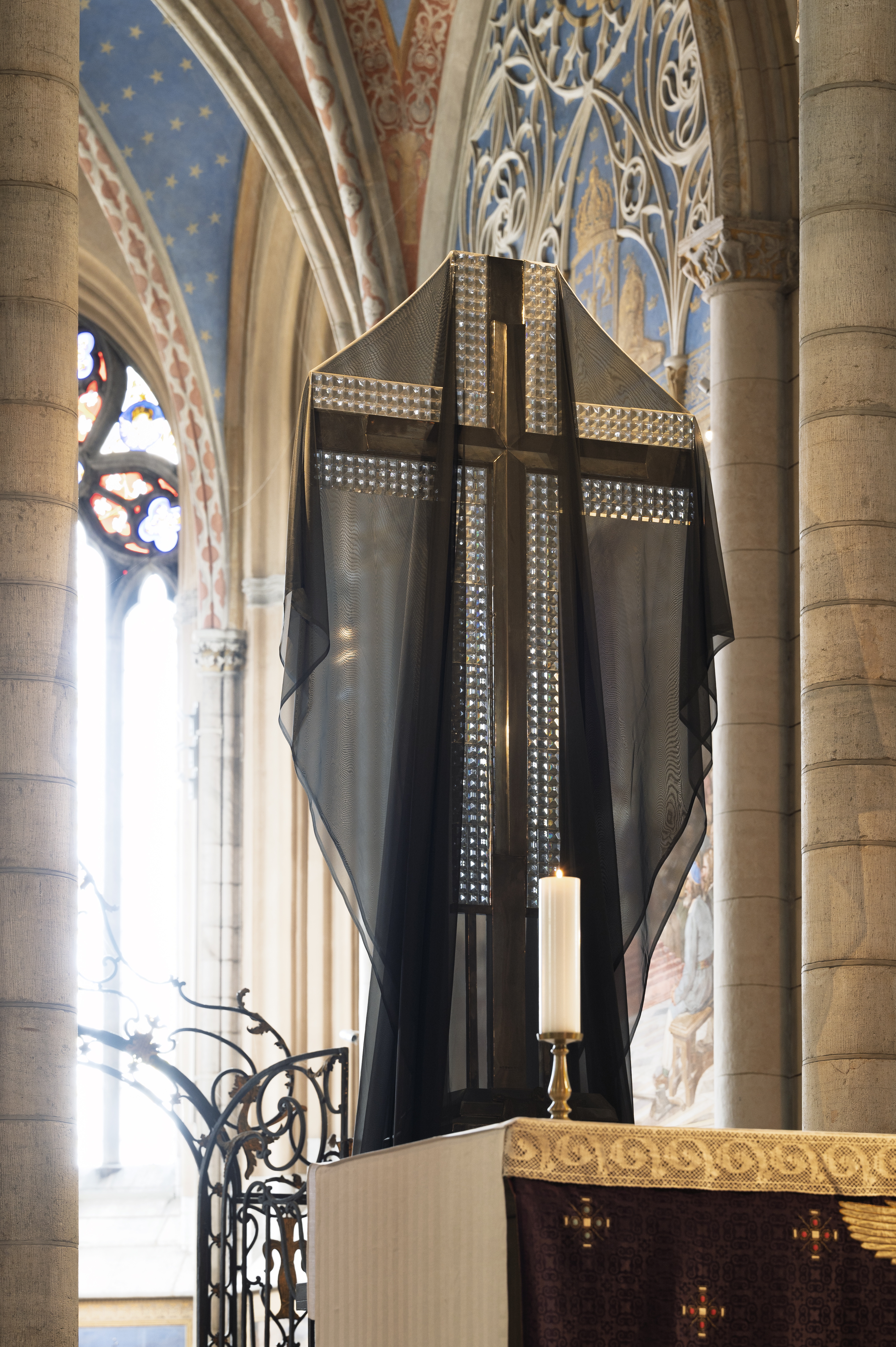 Altarkorset i Uppsala domkyrka täckt med tunt svart tyg.