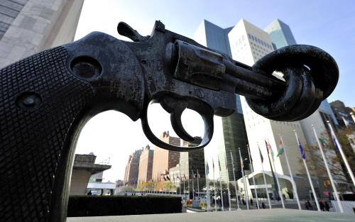 Den knutna pistolen Non Violence, skapad av den svenska konstnären Carl Fredrik Reuterswärd utanför FN-huset i New York.