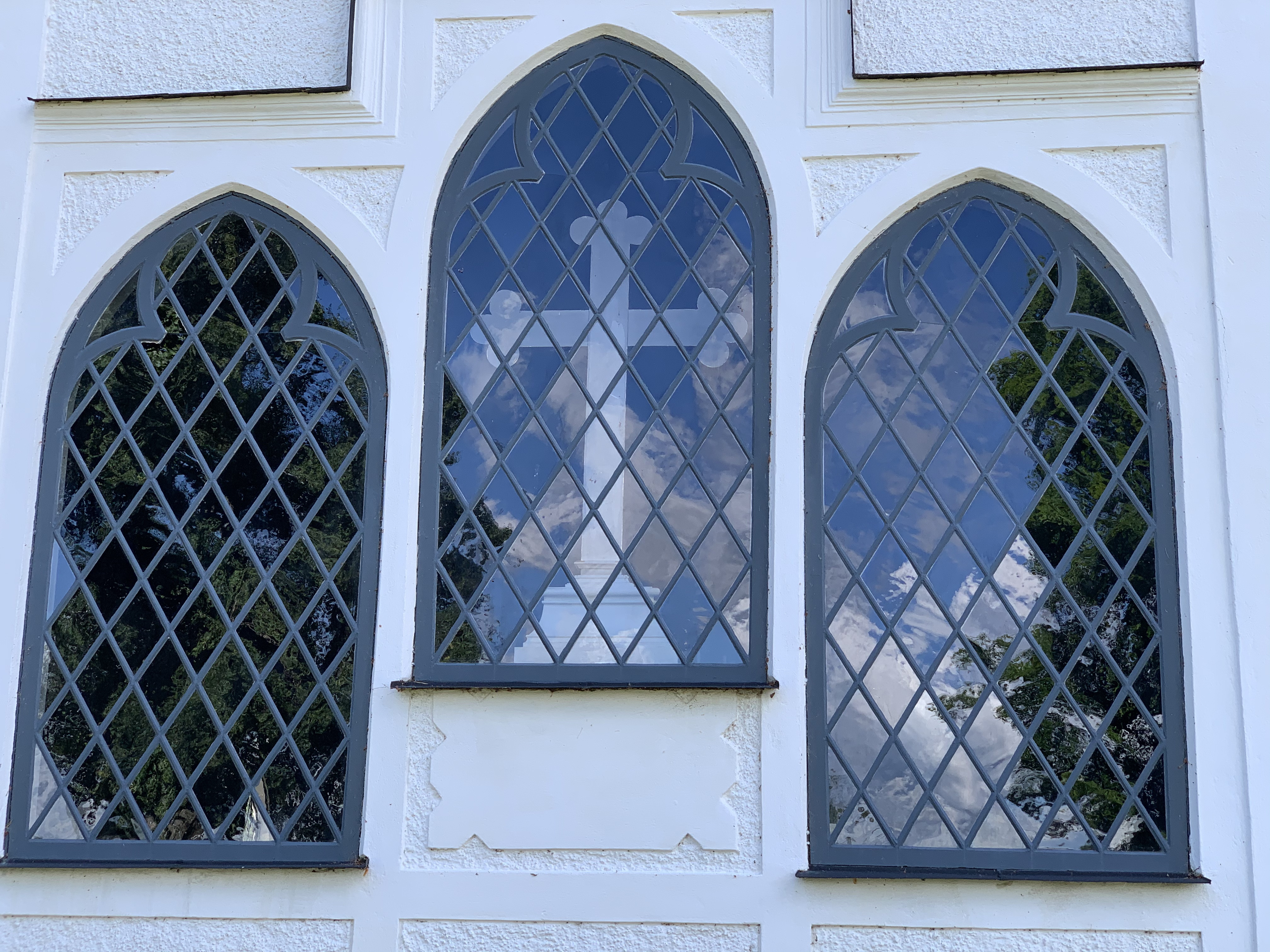 tre kyrkfönster i Blåviks kyrka