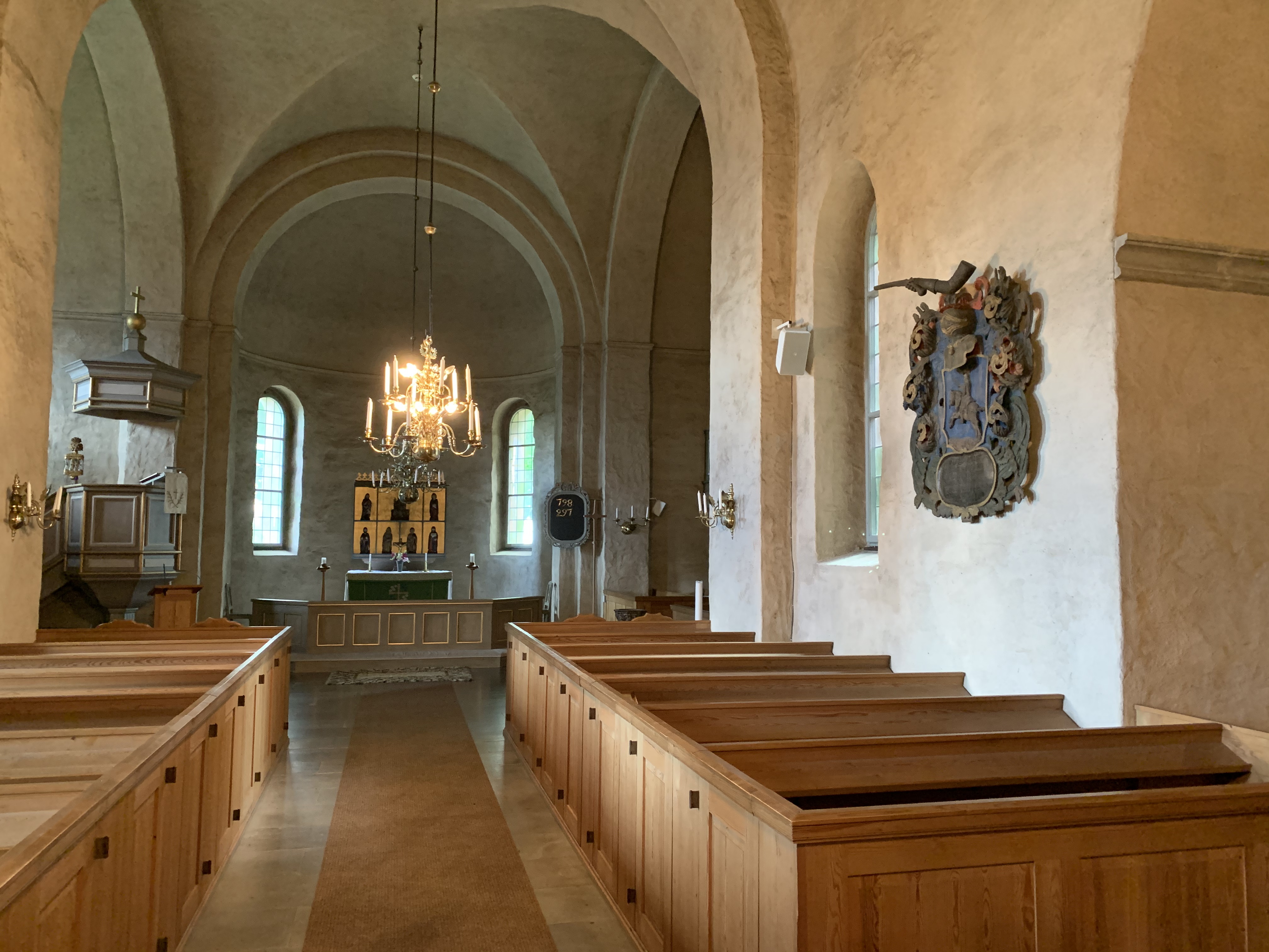 Kyrkogången fram mot altaret i Heda kyrka