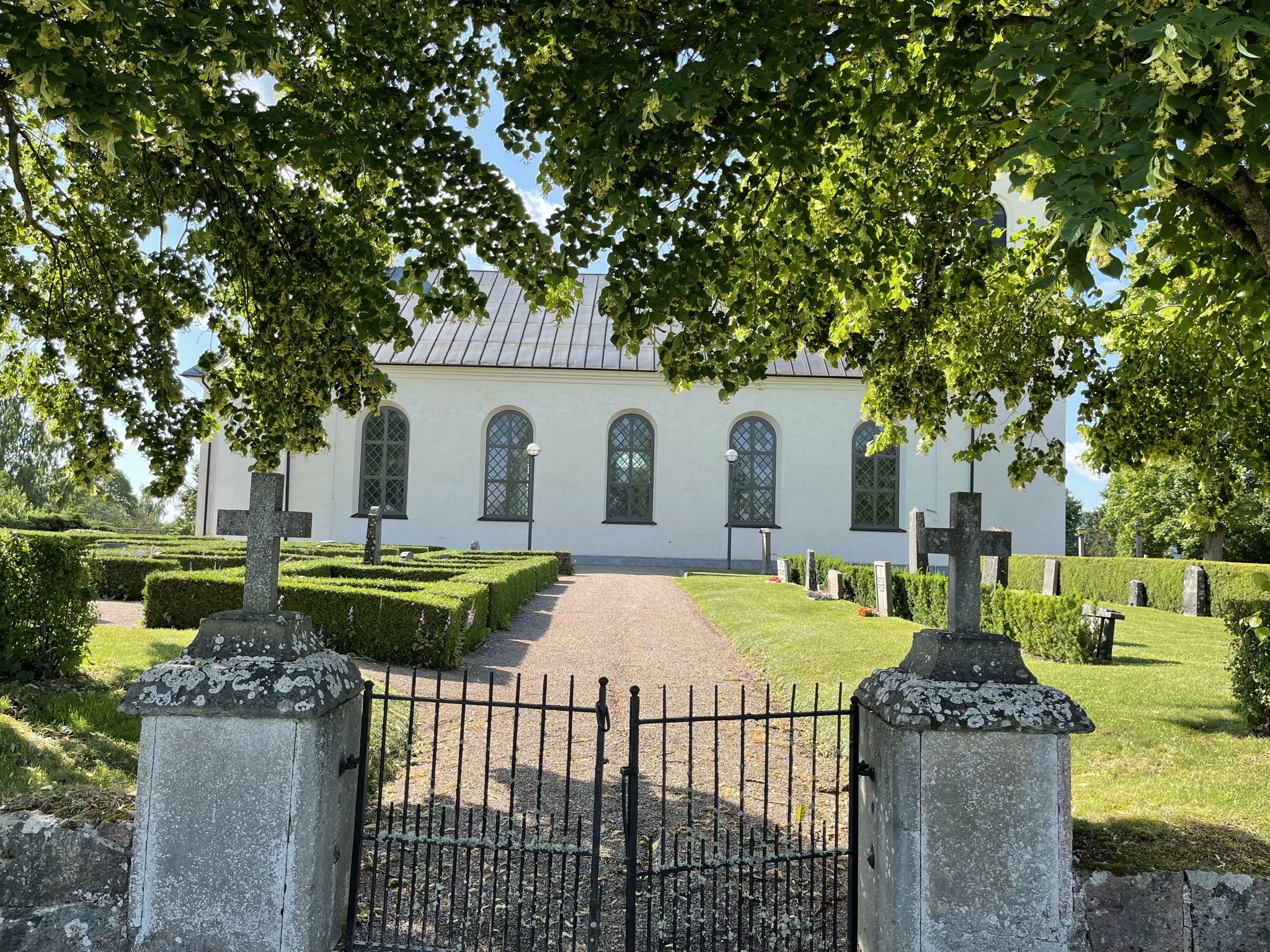 Grusgång fram till Rinna kyrka.