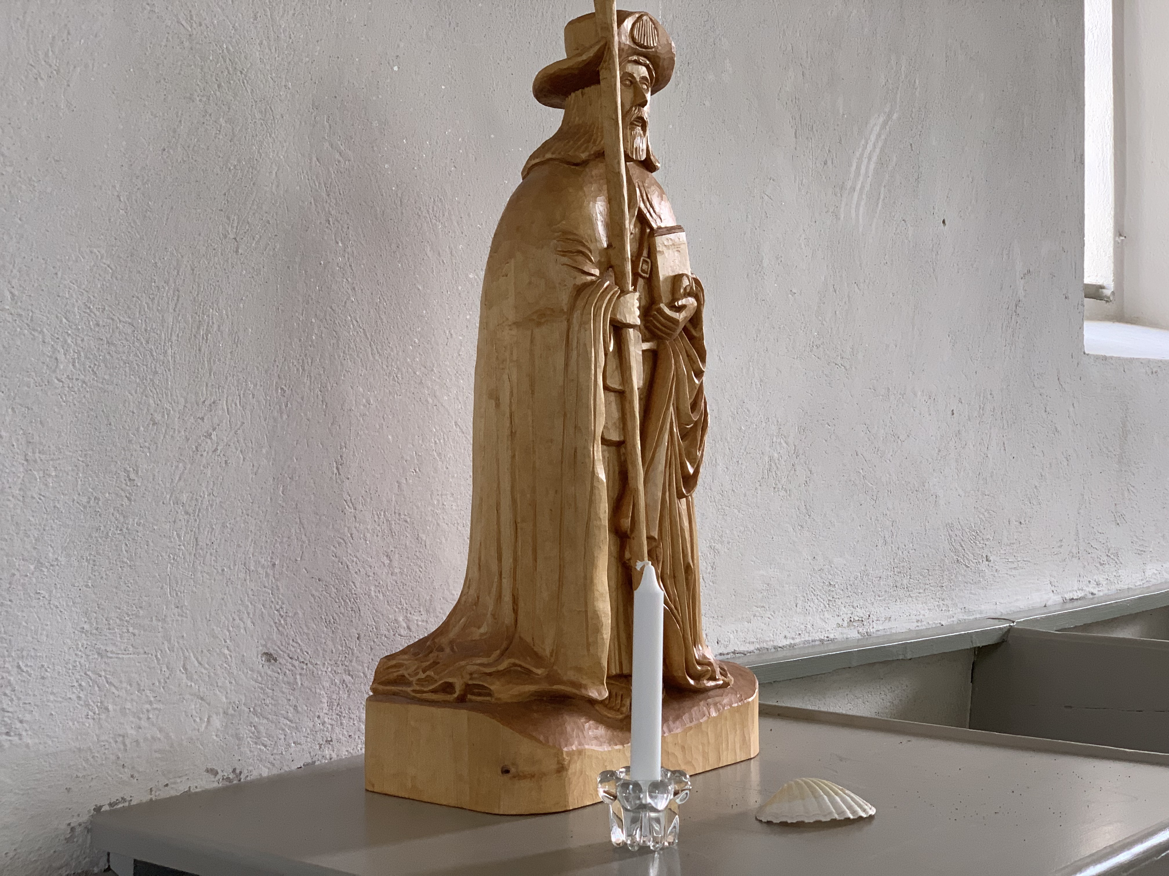 Träskulptur föreställande aposteln Jakob med pilgrimsstav, hatt och mussla.