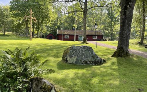 Hembygdsgården med en rest midsommarstång.