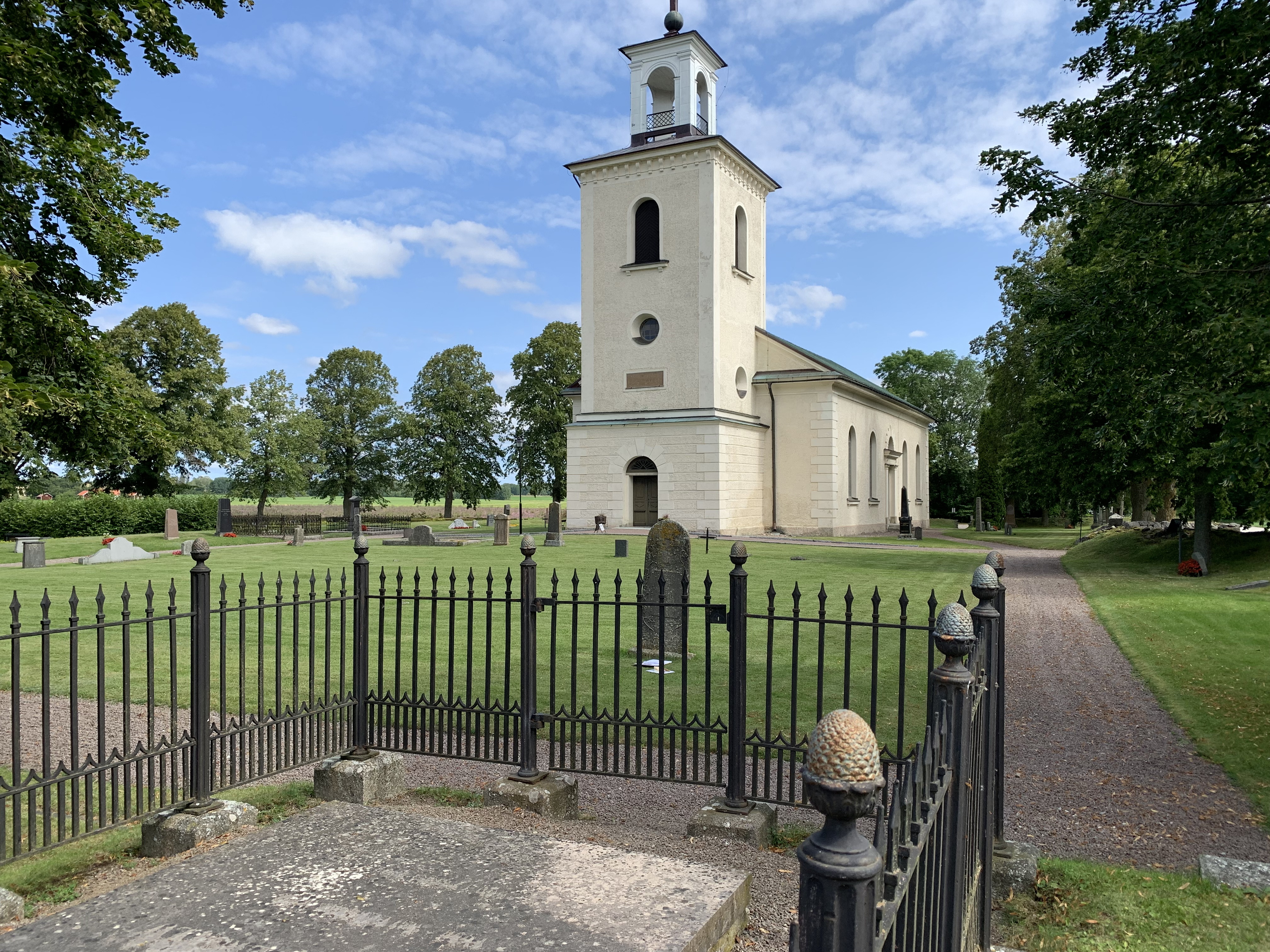 Vallerstads kyrka och kyrkogård.