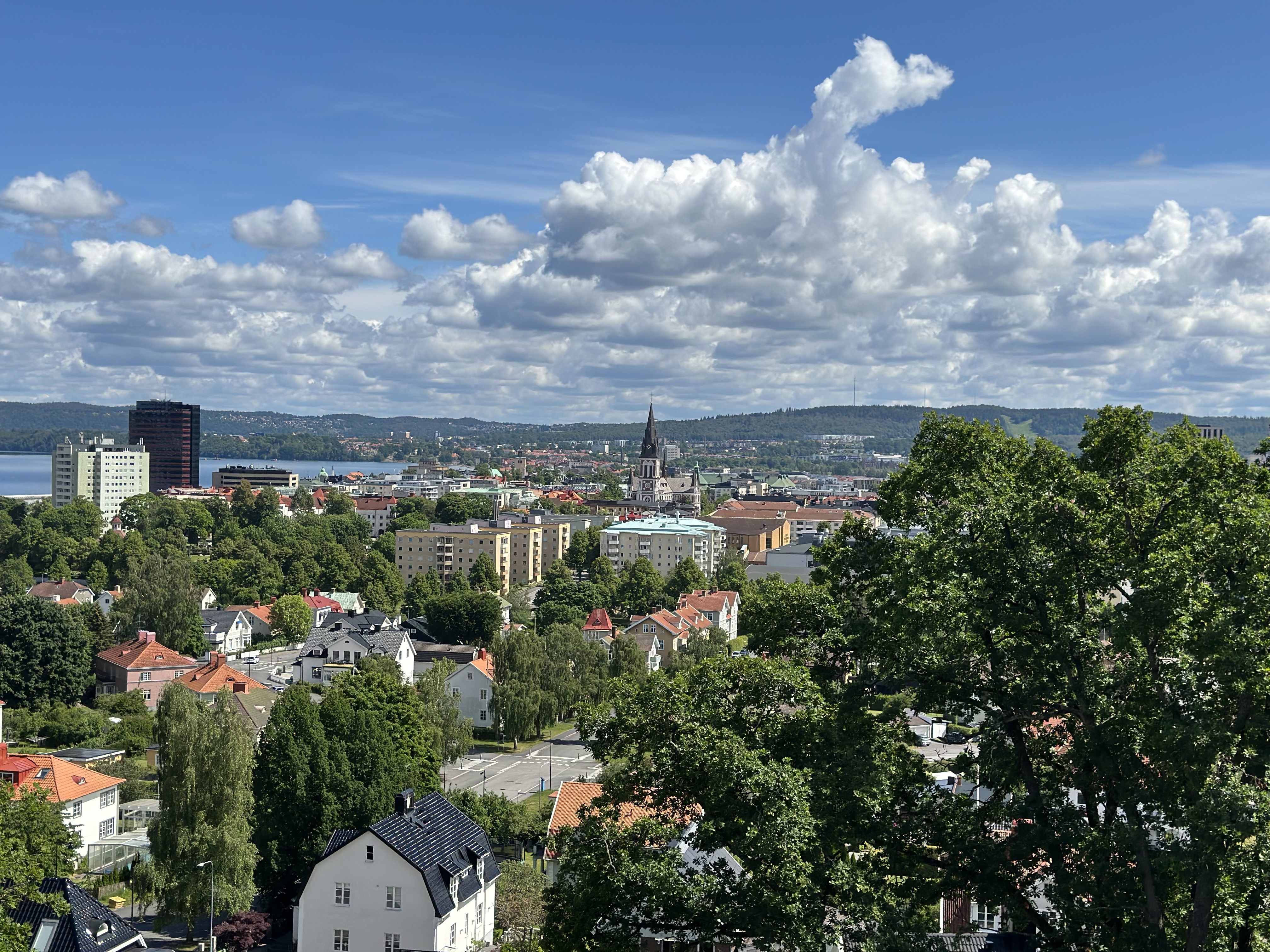 Bild på Jönköpings stad, tagen från Stadsparken i Jönköping.