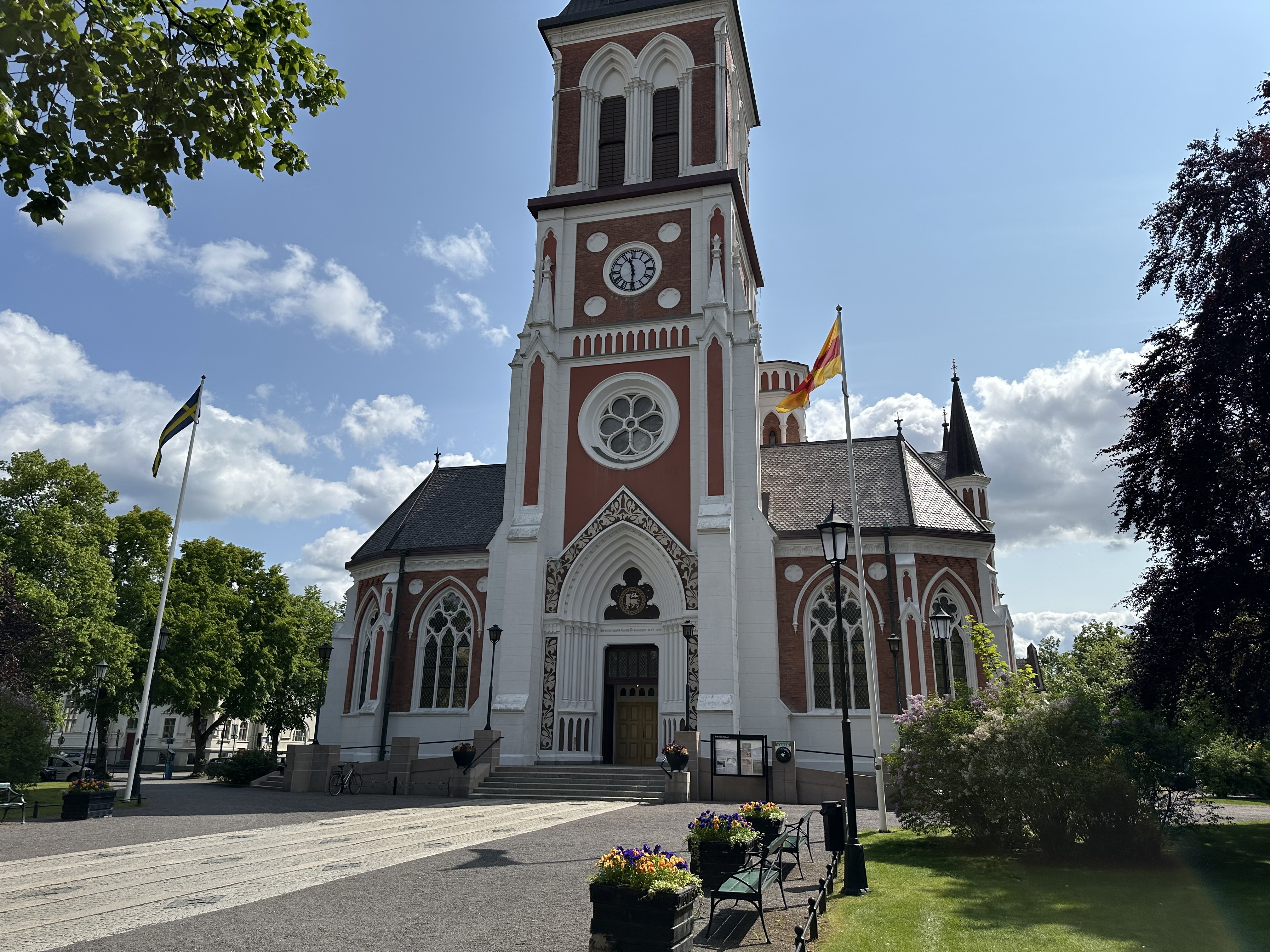 Bild på Sofiakyrkans exteriör i soligt sommarväder.