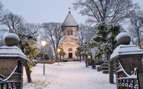 Backa kyrka i vinterskrud, december 2022.