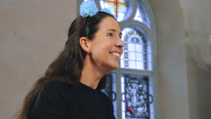 Bodil Hakonen engagerar sig ideellt i Backa kyrka där hon bland annat är med och dramatiserar bibelberättelser på gudstjänst med små och stora.