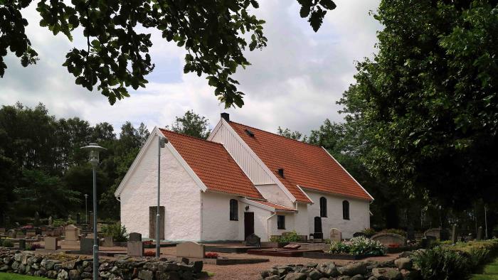 Tuve kyrka i sommarskrud.