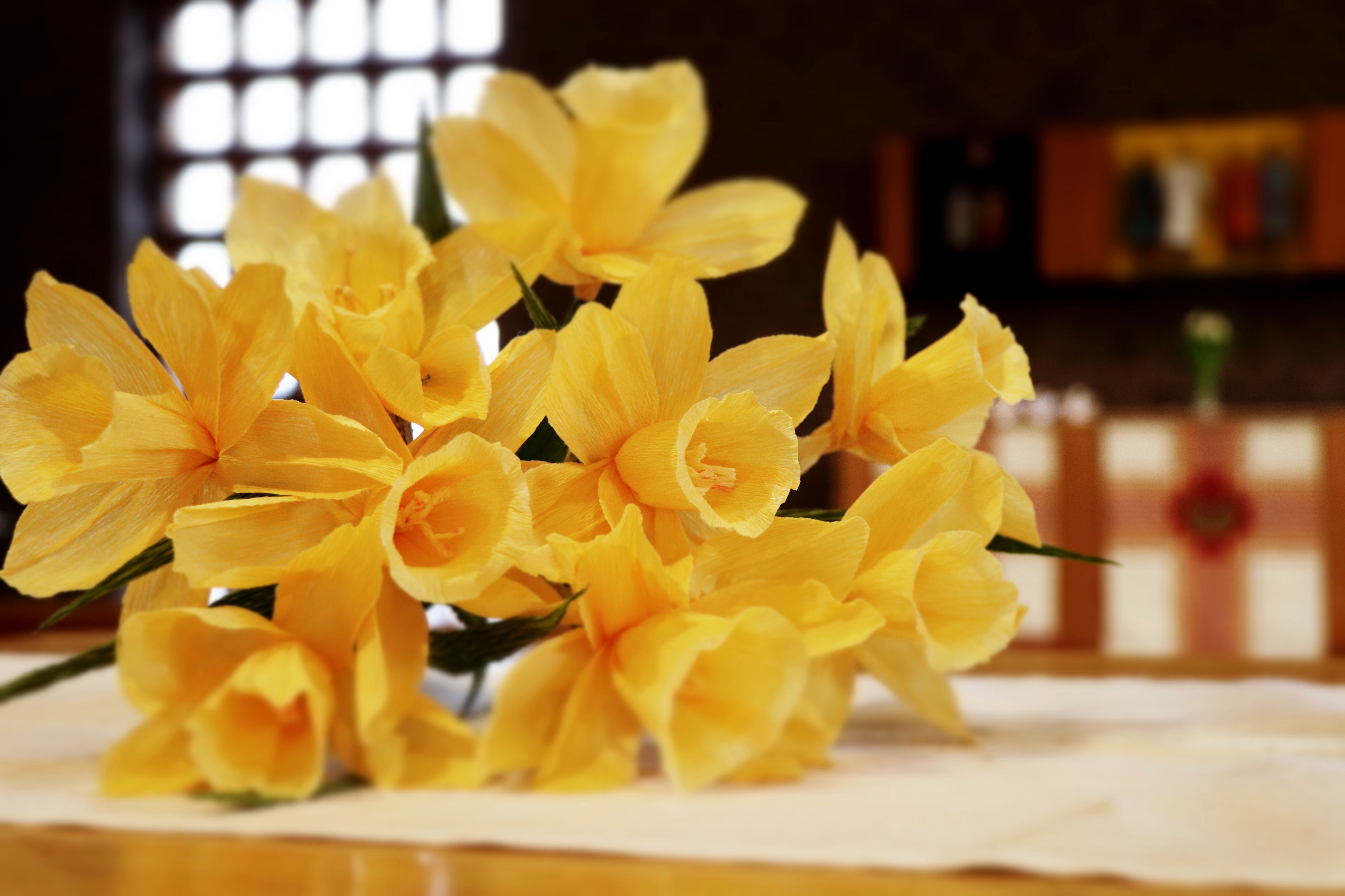 Handgjorda påskliljor på altaret i en tegelkyrka.