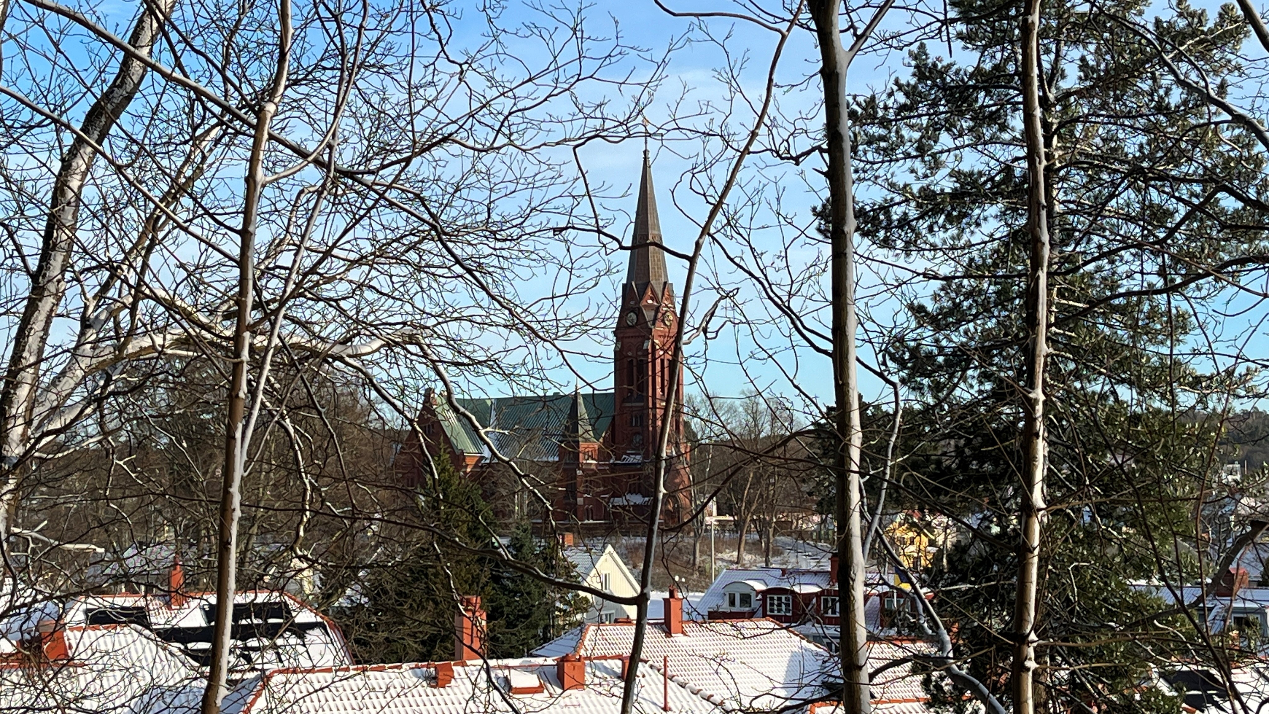 Örgryte nya kyrka i vinterskrud.
