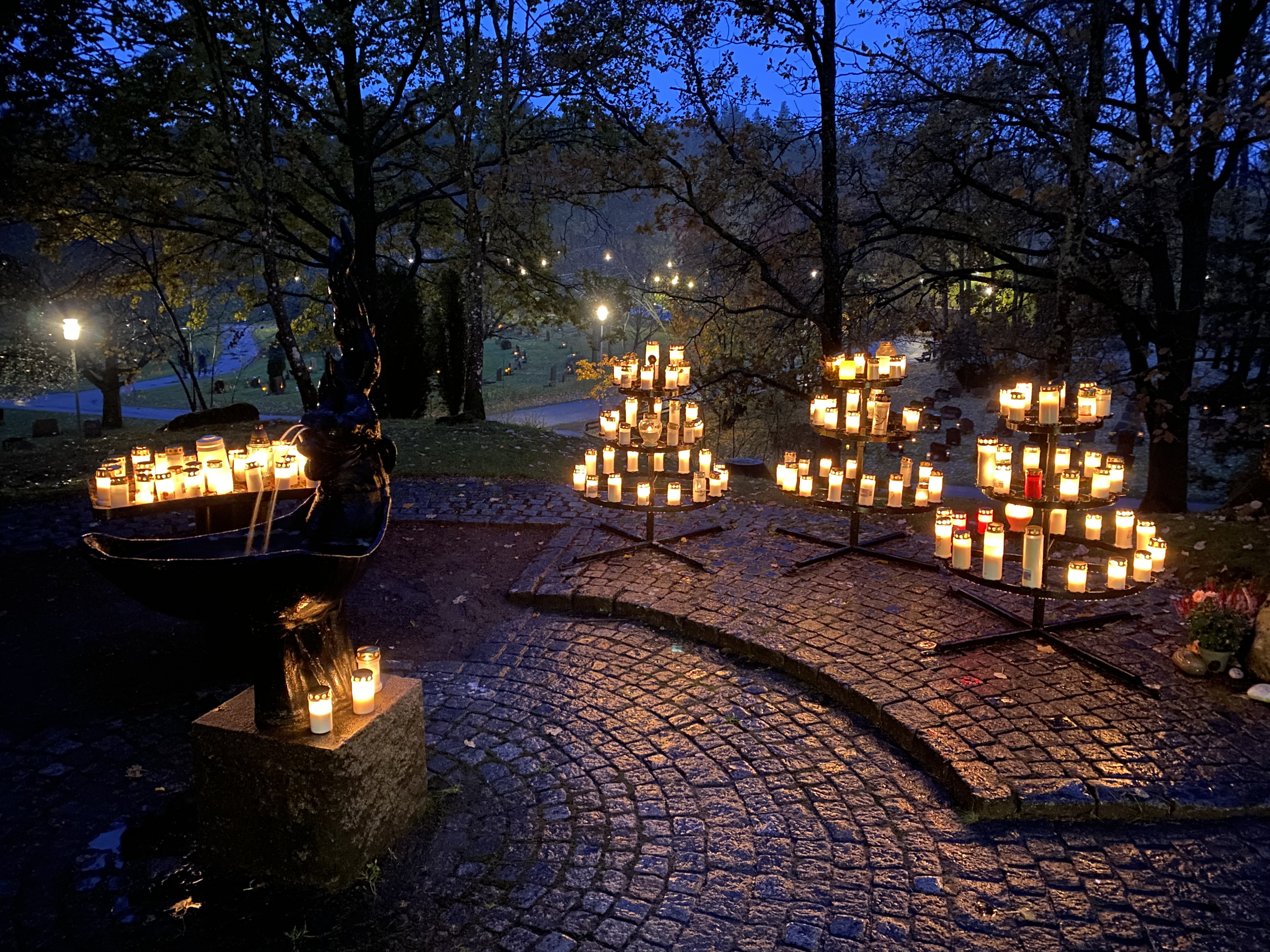 Tända ljus på kyrkogård