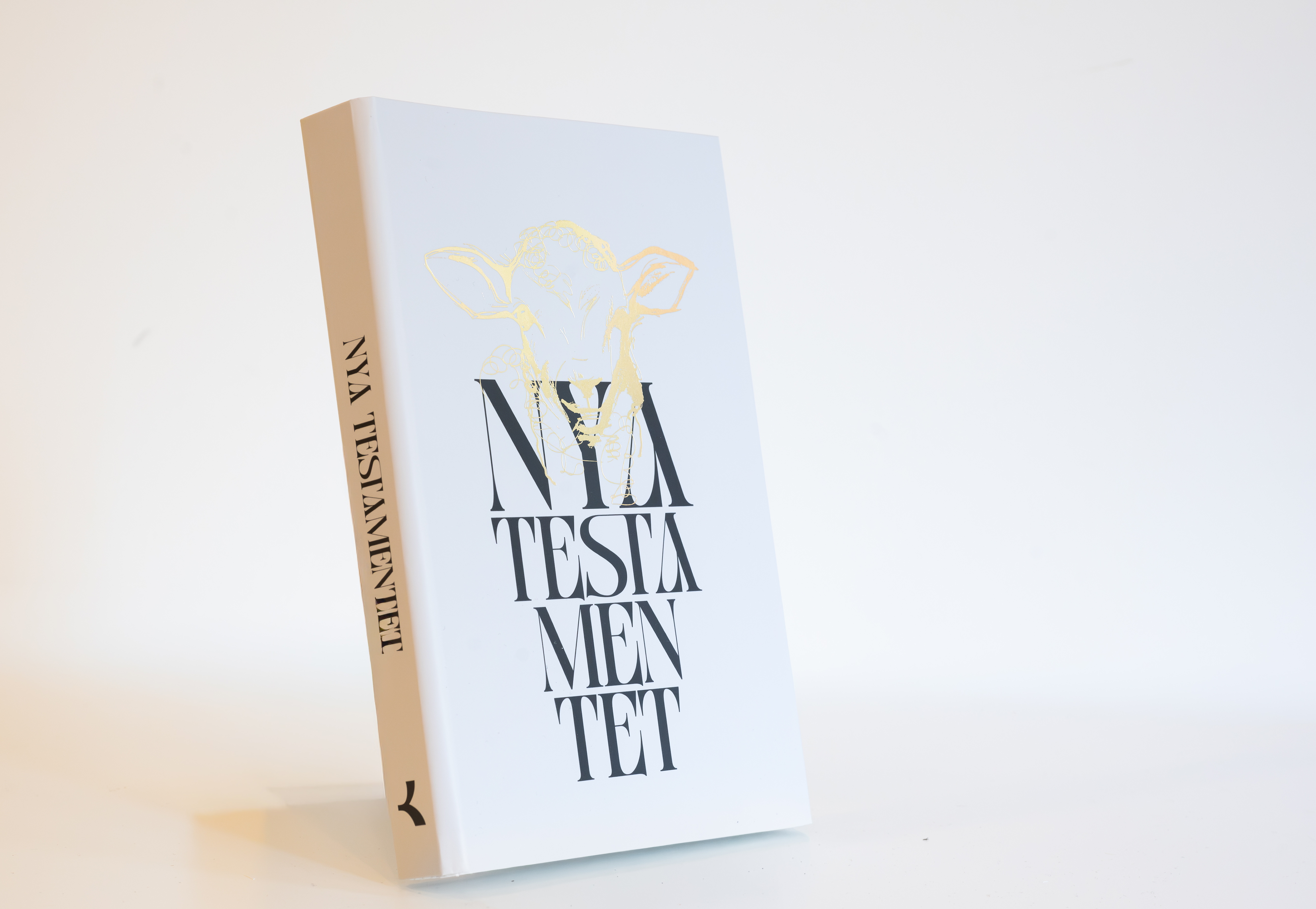 Provtryck av boken NT2026, röd, blå och vit pärm.