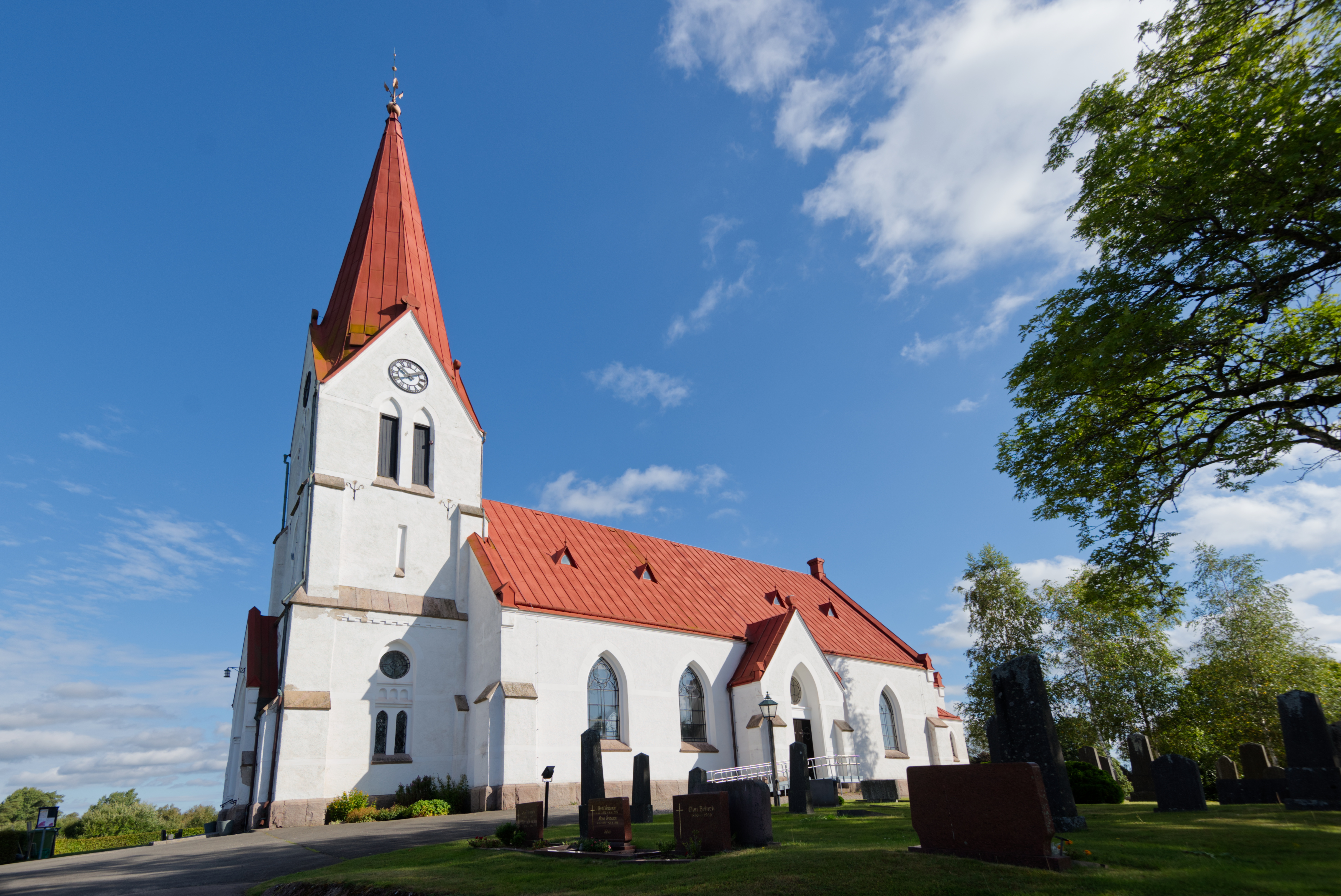 En ståtlig, vit kyrka på en höjd.
