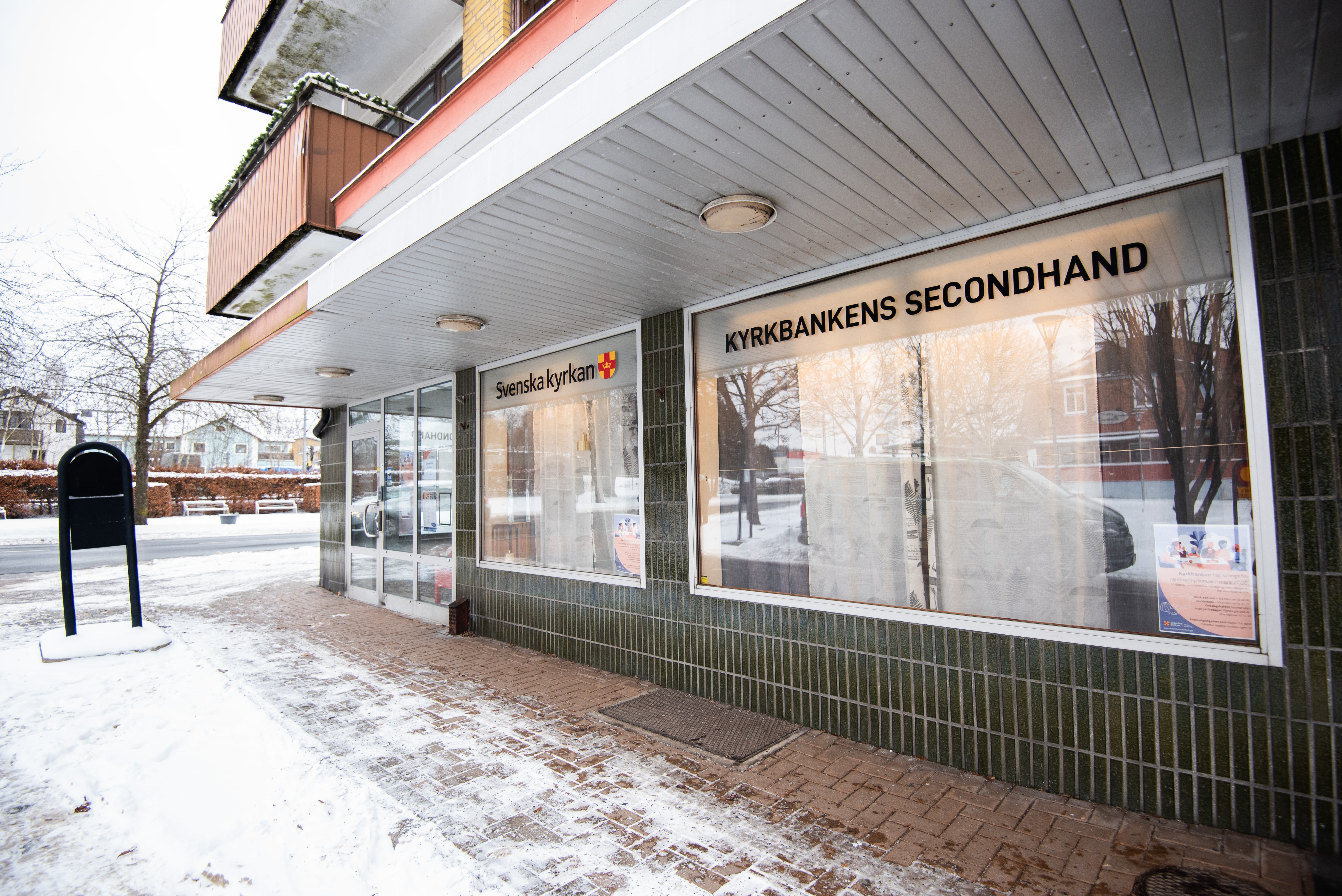 En föredetta banklokal som numera förvaltas av Svenska kyrkan. Det står "Kyrkbankens secondhand" på den stora fönsterrutan.