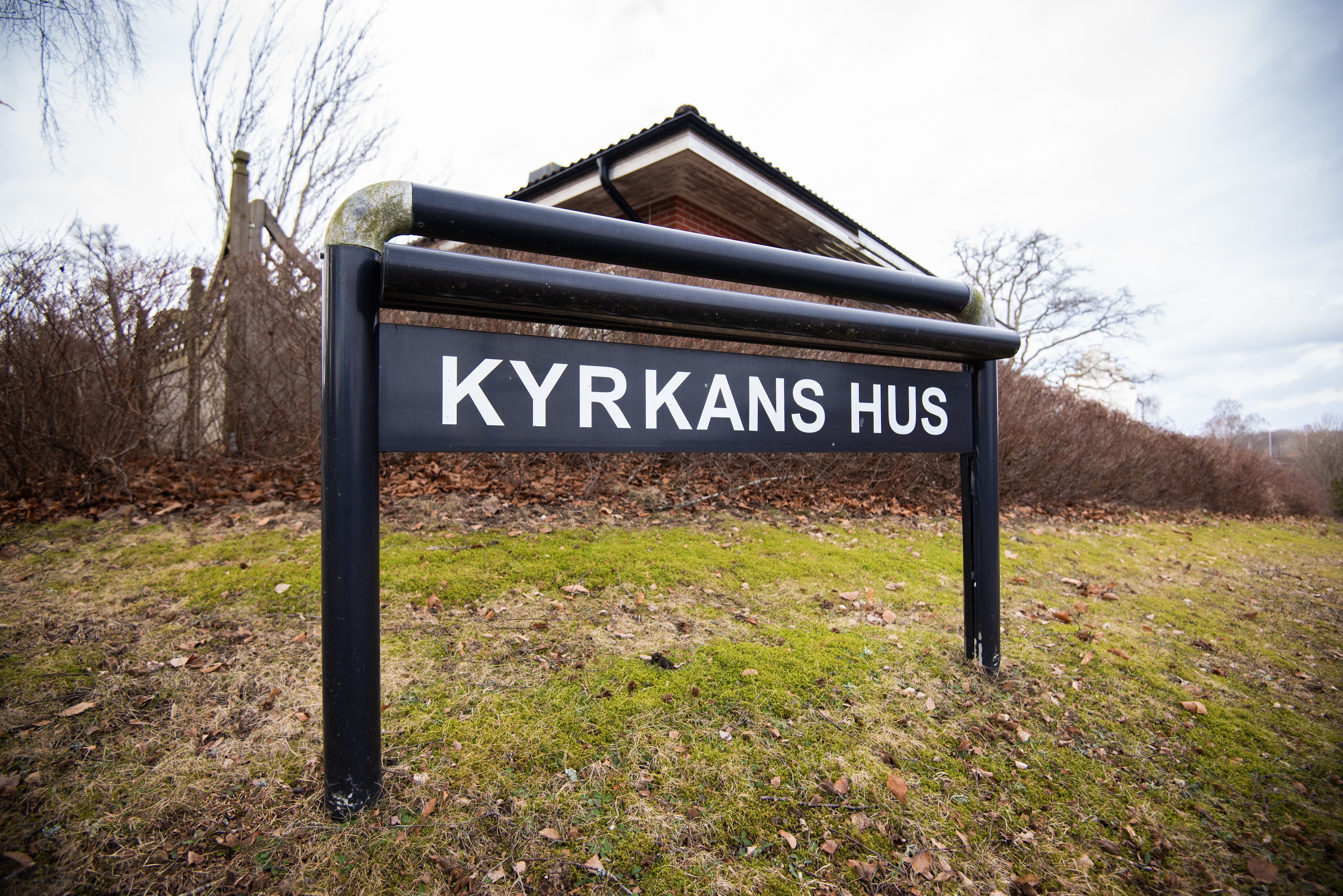 En skylt med texten: Kyrkans hus