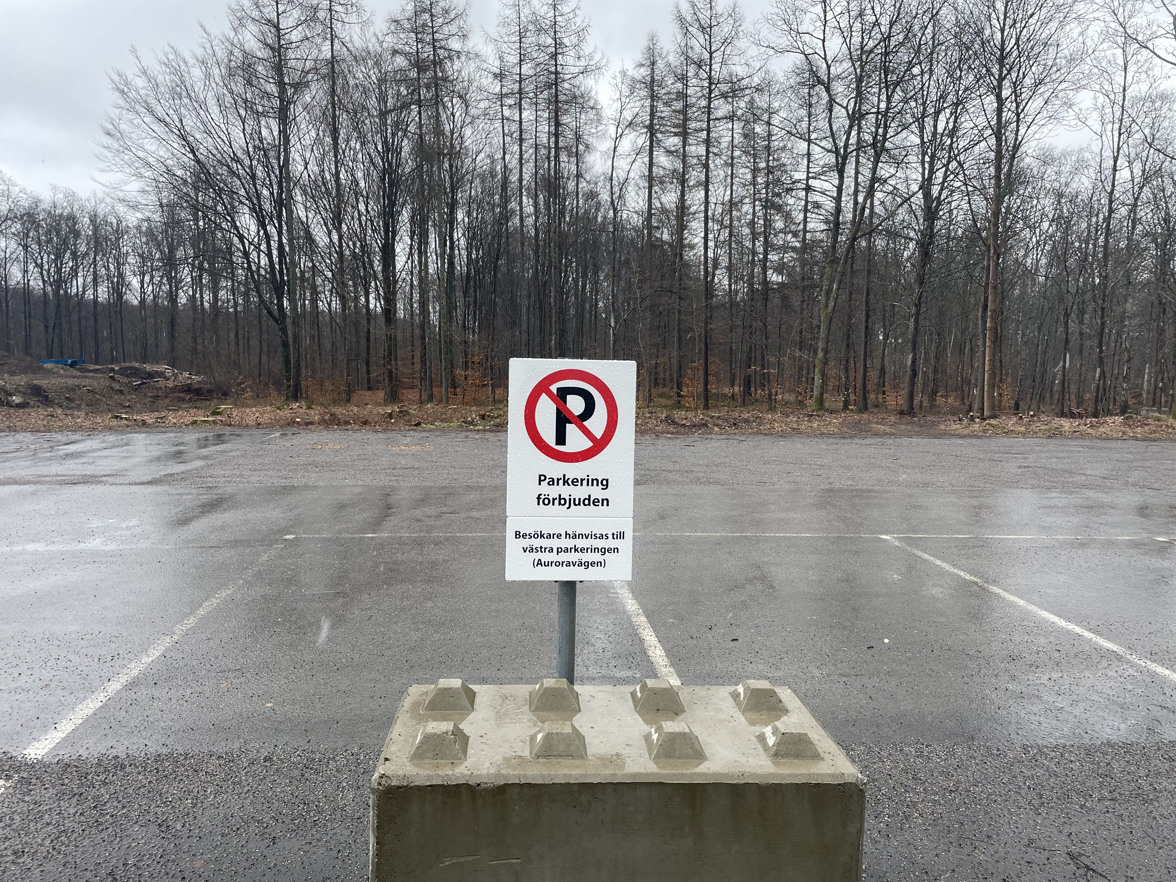 En skylt om parkeringsförbud vid en parkeringsyta.