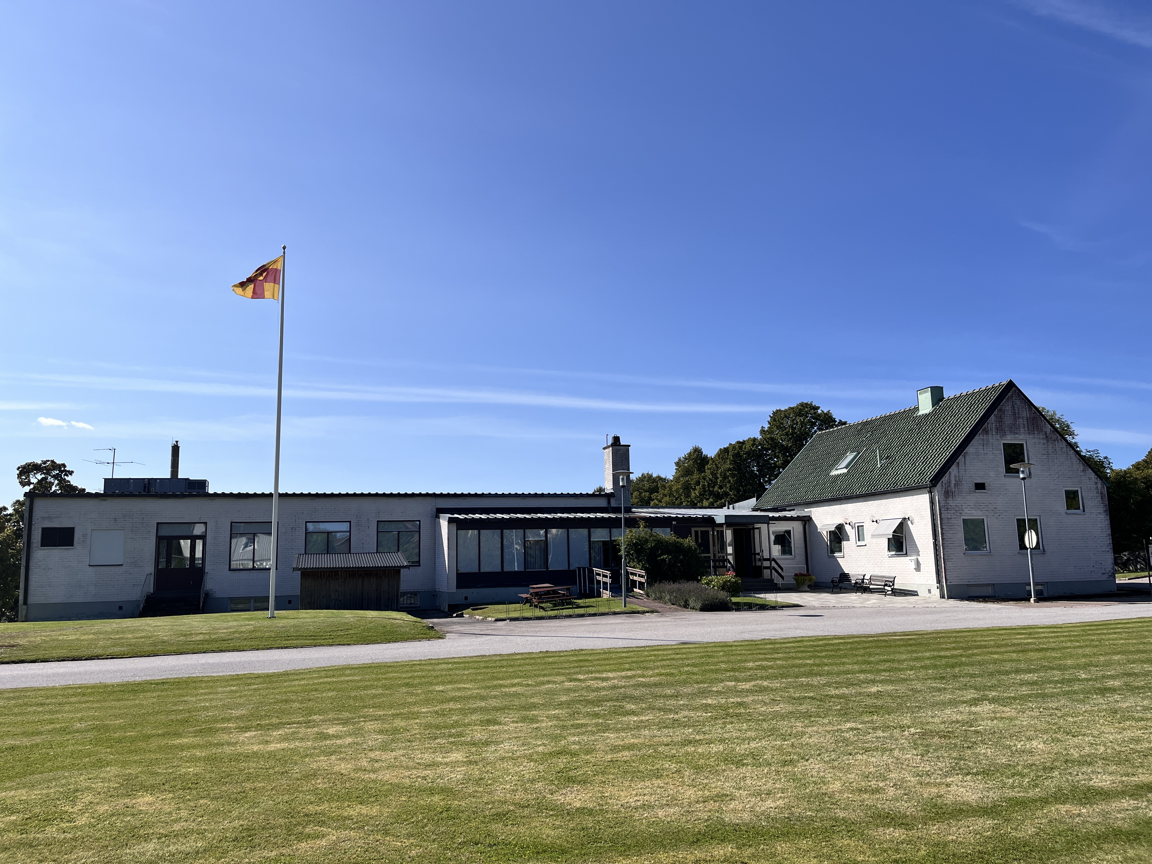 Töreboda församlingshem, exteriör, en solig sommardag.