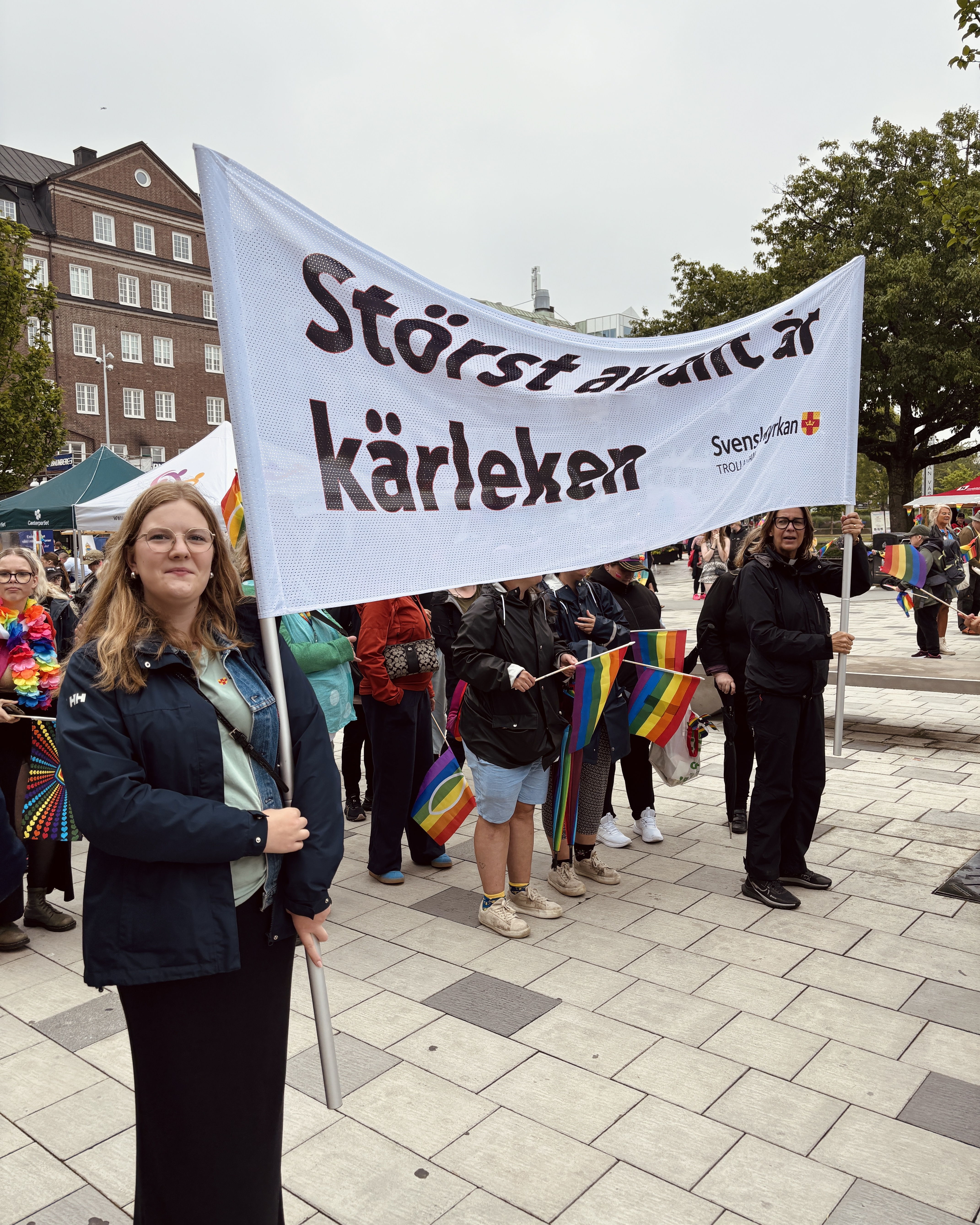 Trollhättans församling i Pridetåget med en banderoll med texten "Störst av allt är kärleken"