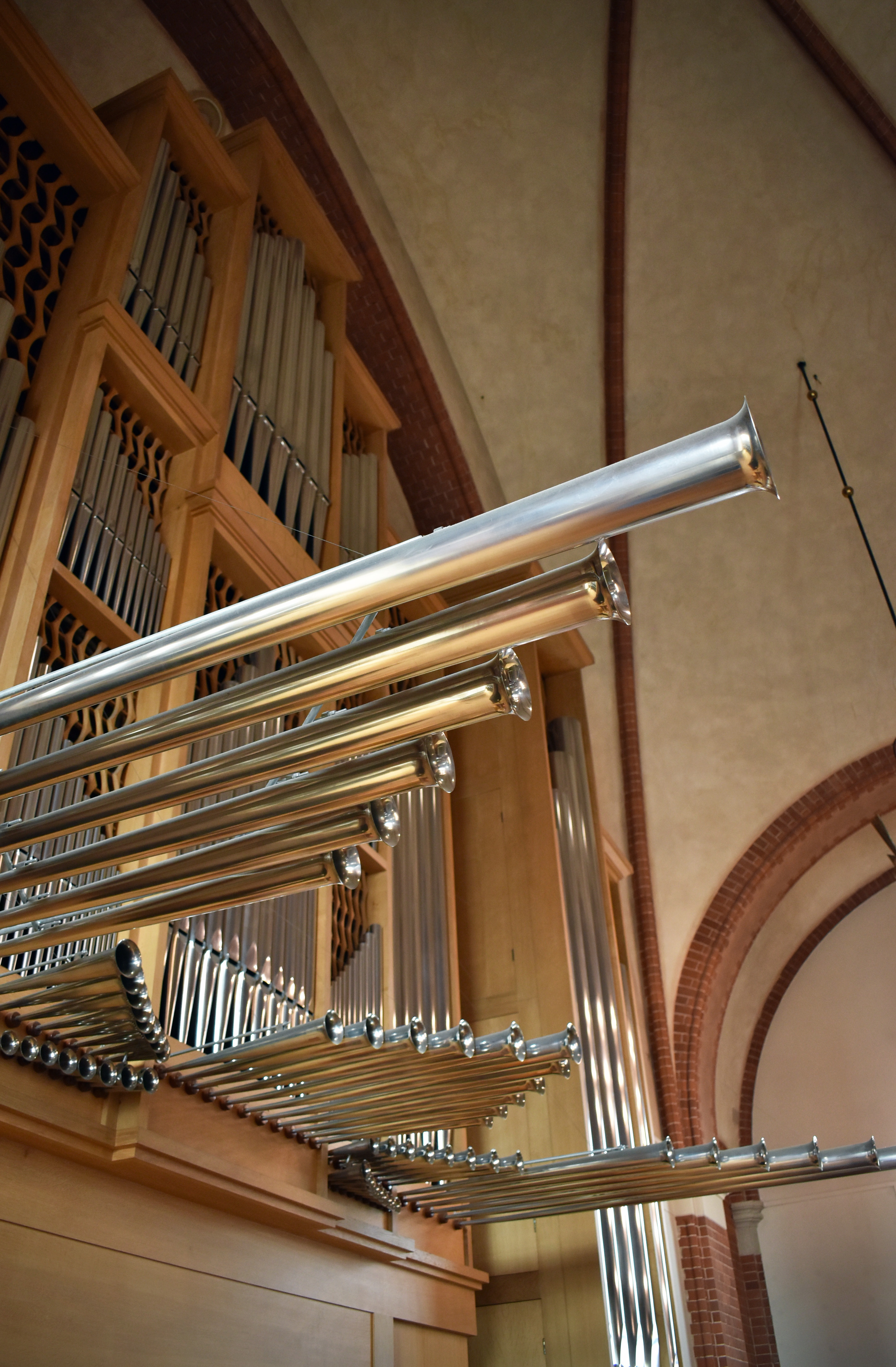 Orgelpipor i större kyrka.