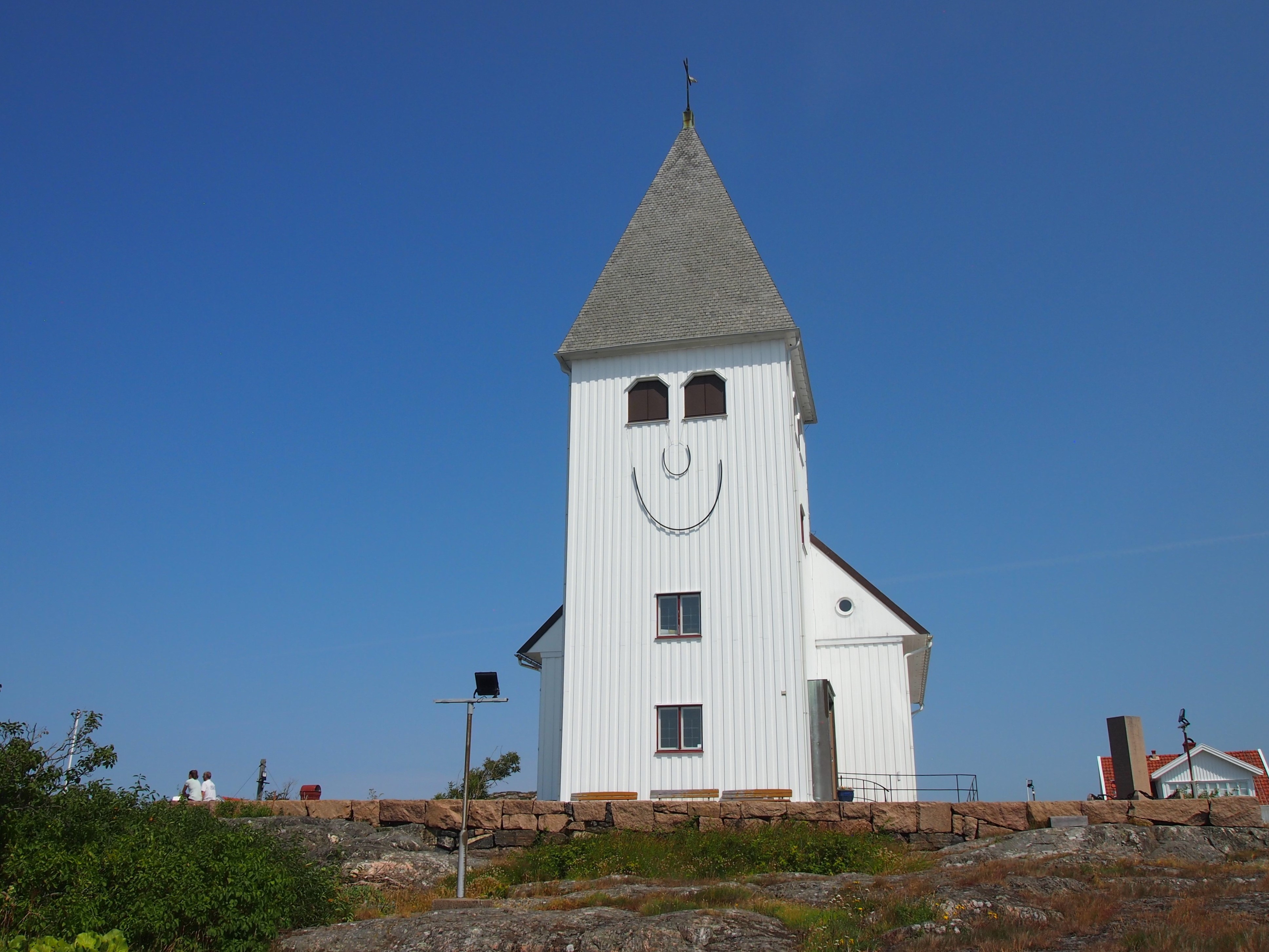 Skärhamns kyrka med leendet på tornet