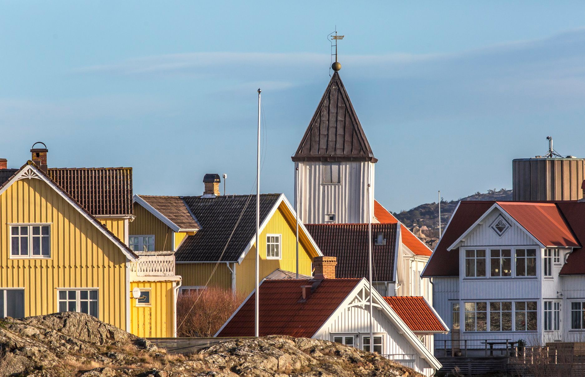 Husen står tätt på Klädesholmen. Bland husen sticker tornet på kyrkan upp.