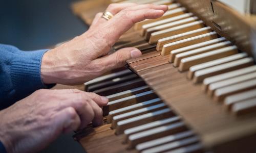 Någon spelar kyrkorgel.
