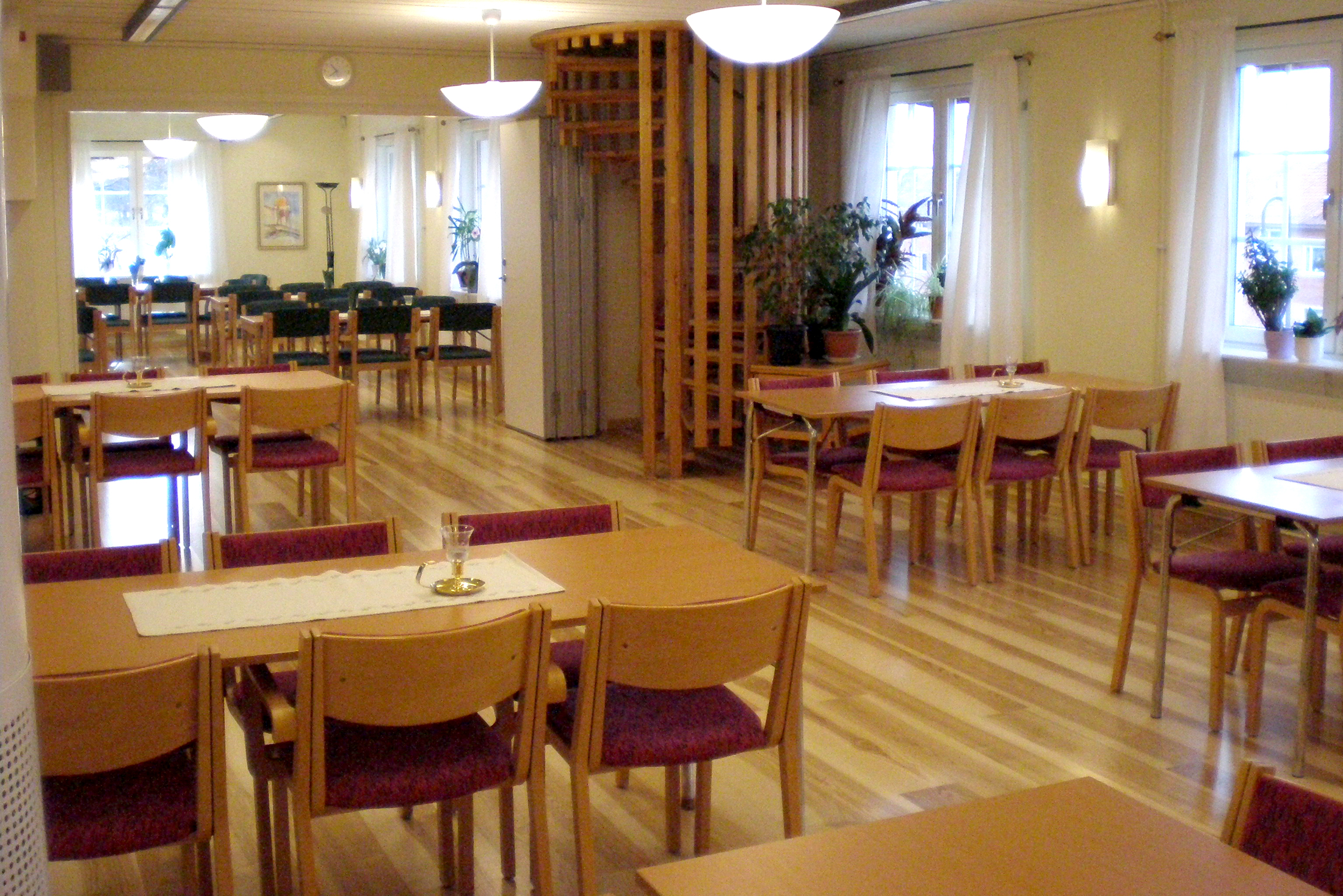 Församlingssalarna i Kolsva brukskyrka. Skjutdörren är öppen mellan salarna.