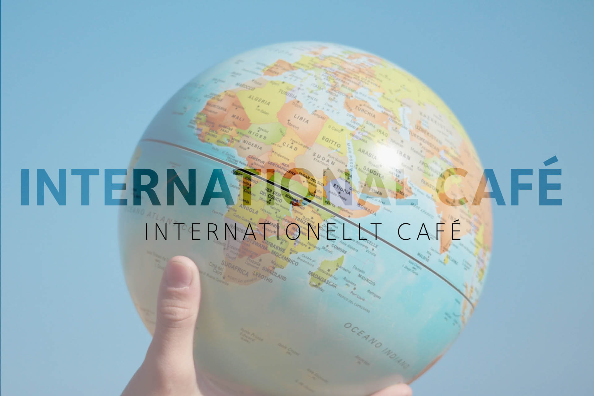 En hand håller en jordglob.