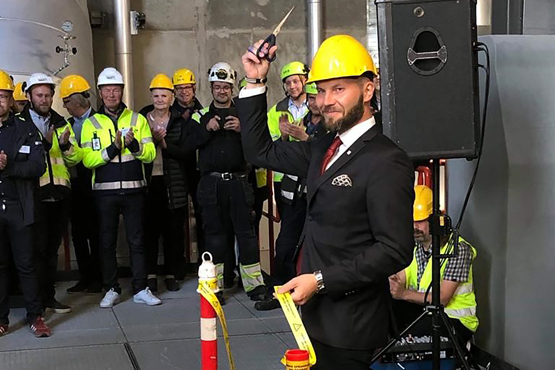 Vi ska vara kloka men inte rädda. På kort sikt måste vi nu anpassa oss till en ny sorts normalitet, säger kommunalrådet som numera stannar hemma även om han bara är lite förkyld.