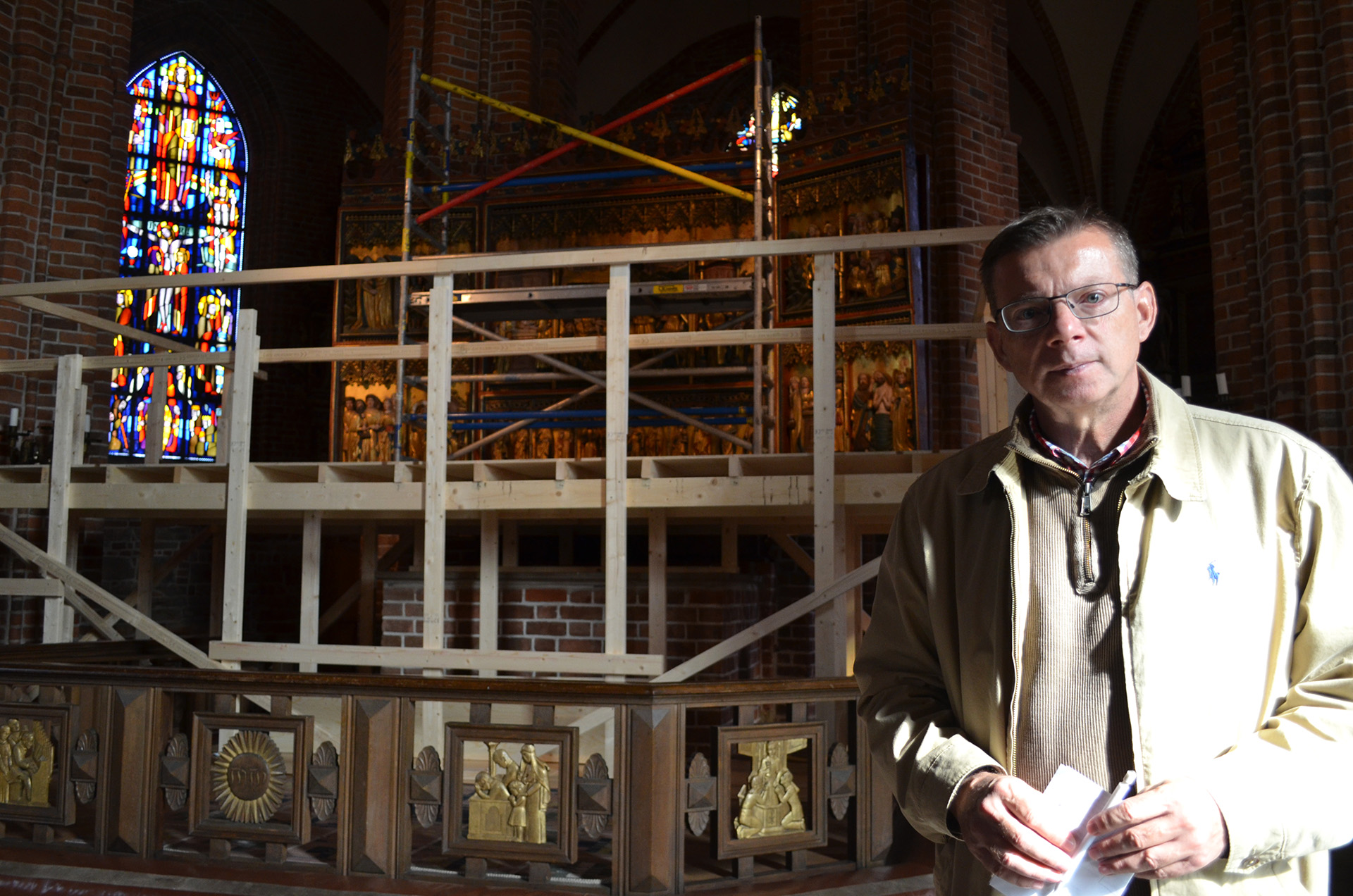 Ivan Savic är fastighetsingenjör i Svenska kyrkan Helsingborg. Här står han framför altartavlan från 1400-talet som renoveras under hösten 2016.