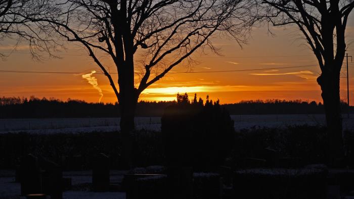 Solen på väg ner, Smedstorps kyrkogård