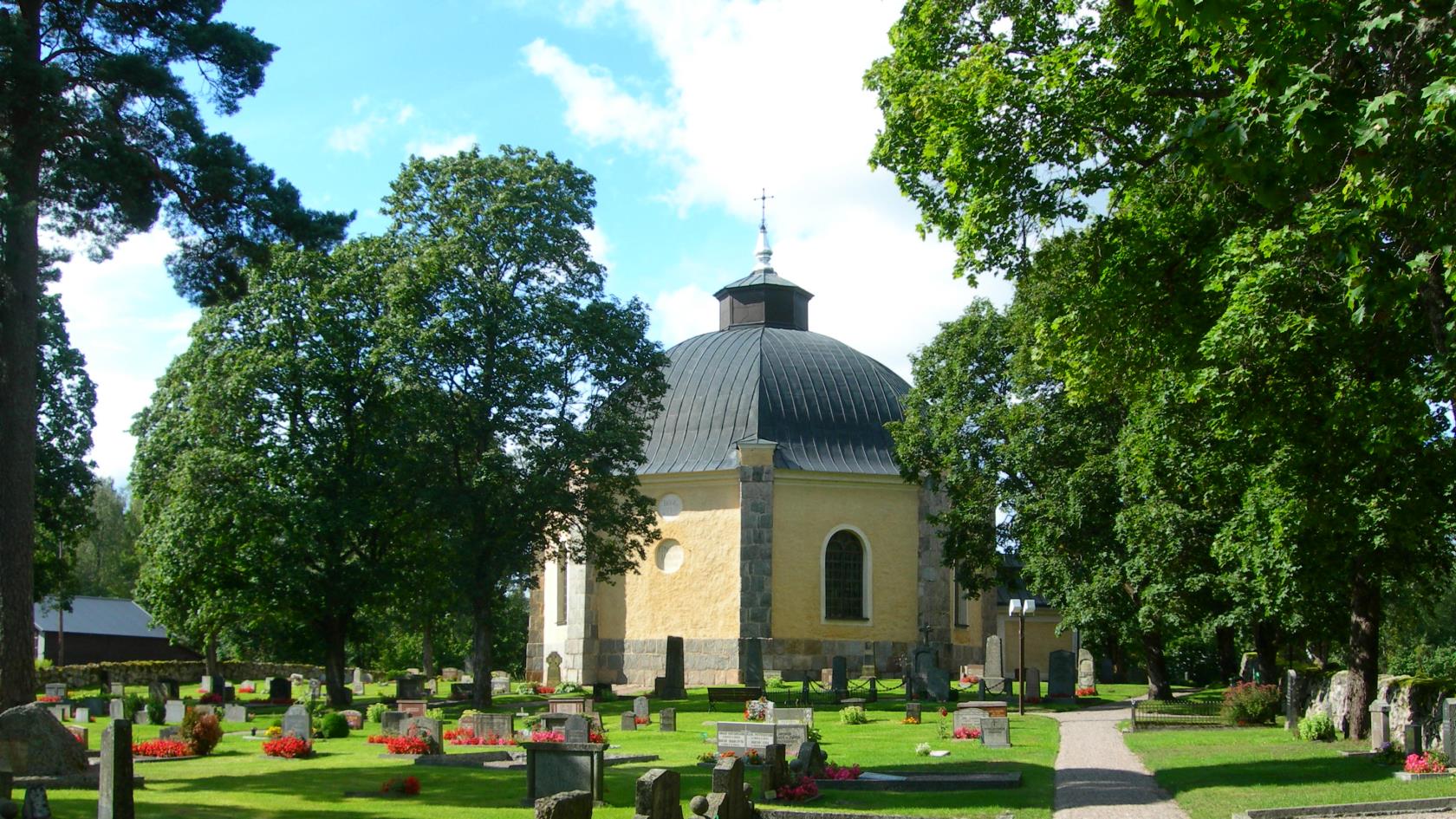 Järlåsa kyrkogård en sommardag i juli