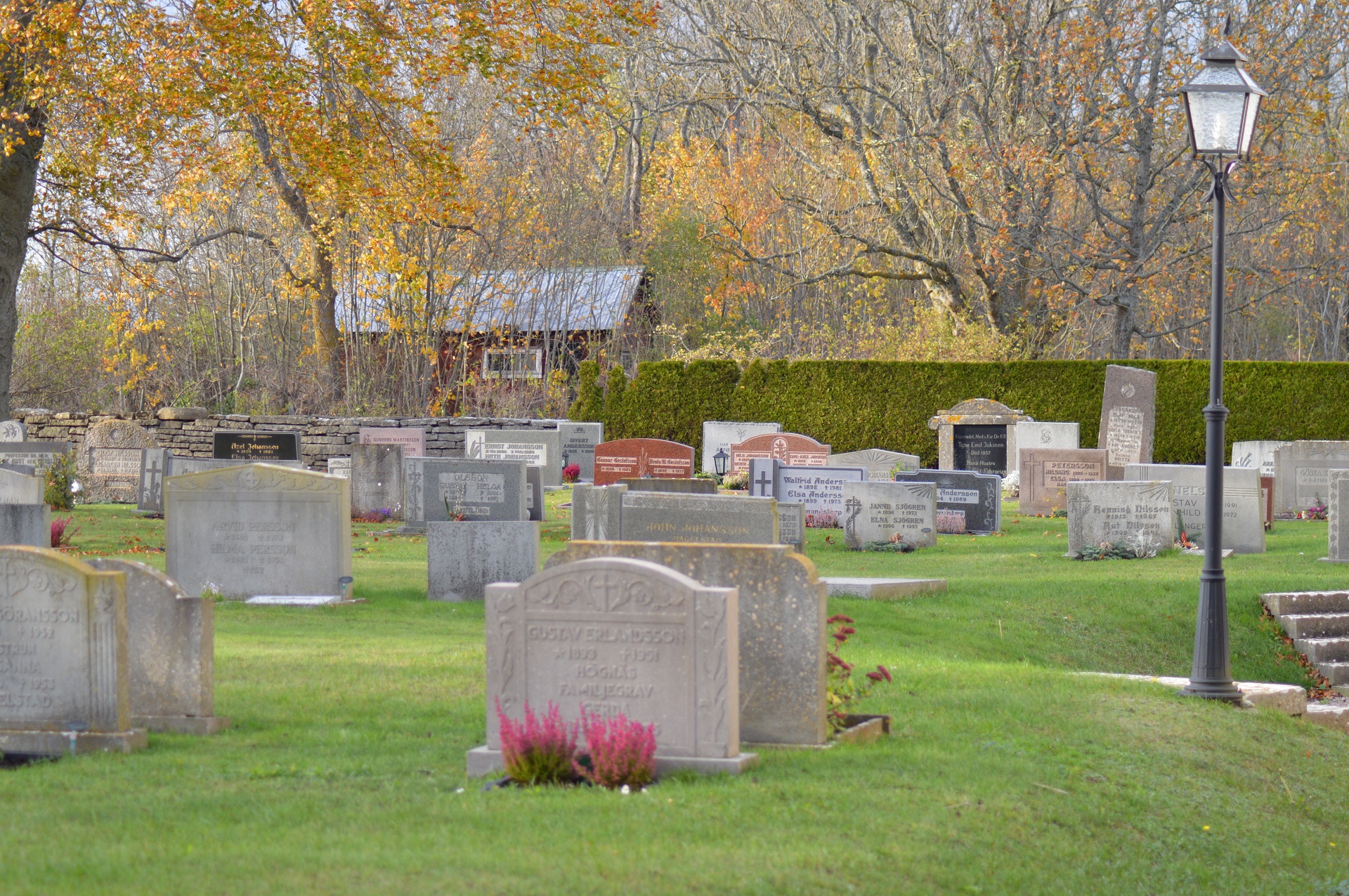 Gravstenar på Källa kyrkogård