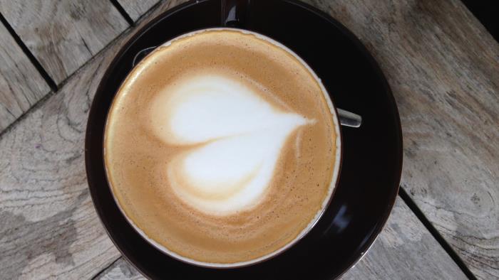 Bilden föreställer en kaffekopp med ett hjärta i mjölken