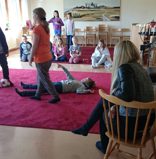 Klass 4 på besök i Hagby församlingshem. Vi läser en bibelvers och spelar upp drama för varandra.