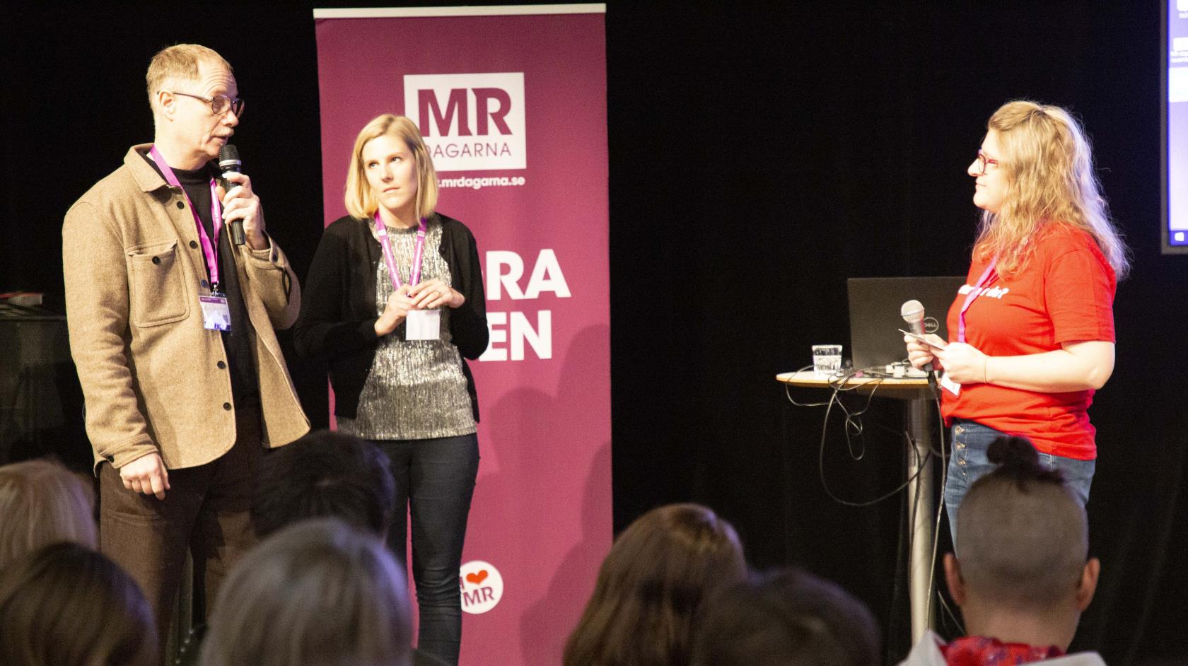 Tre personer på scen under MR-dagarna.