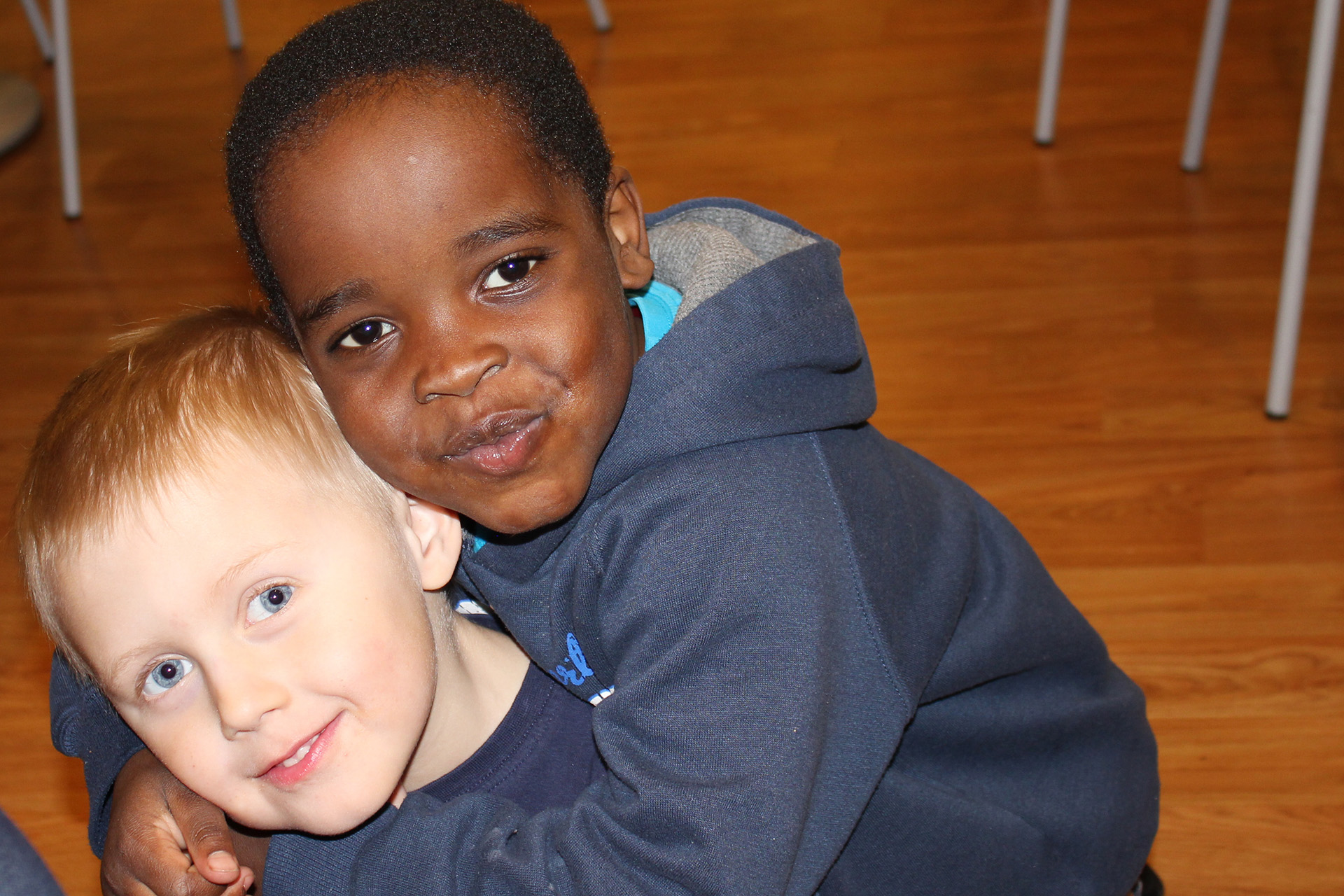 Pojke som kramar om sin kompis.