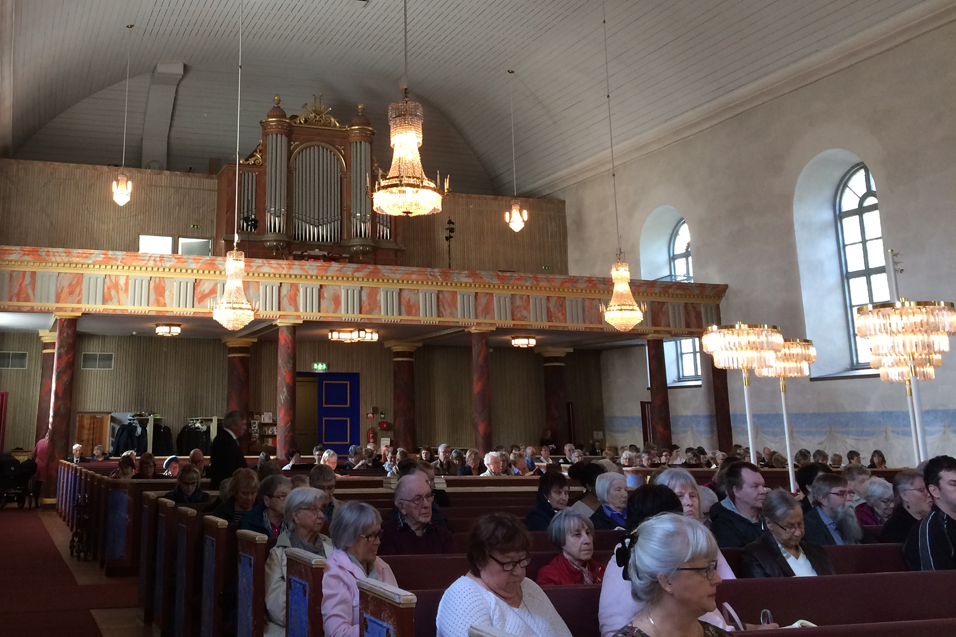 Besökare sittande i kyrkbänkarna under vårkonserten i Överluleå kyrka den 14 maj 2017