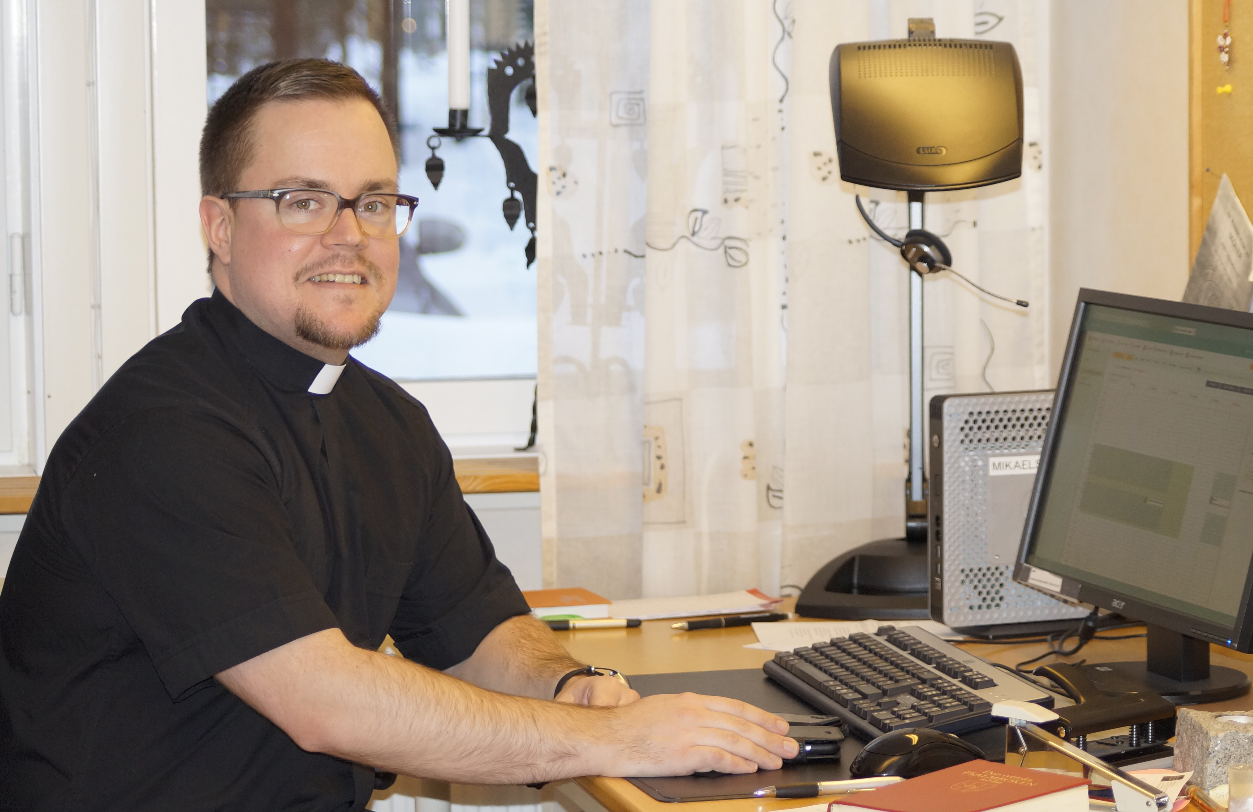 Det bästa med att vara präst är det varierande och roliga arbetet, säger Tommy.